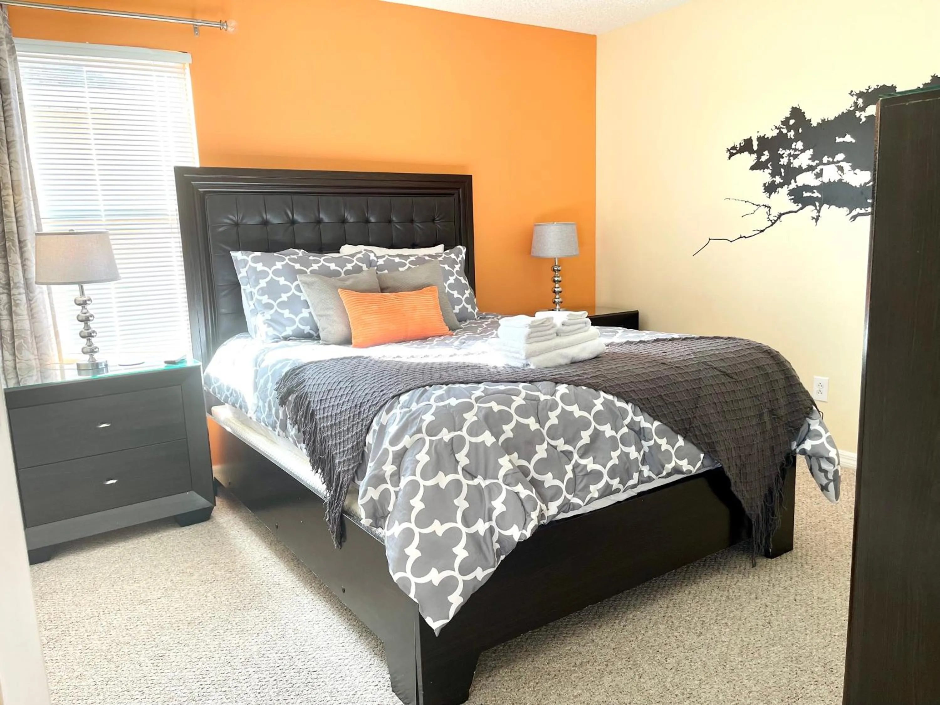 Bedroom, Bed in Disney Dream with Hot Tub, Pool, Xbox, Games Room, Lakeview, 10 min to Disney, Clubhouse