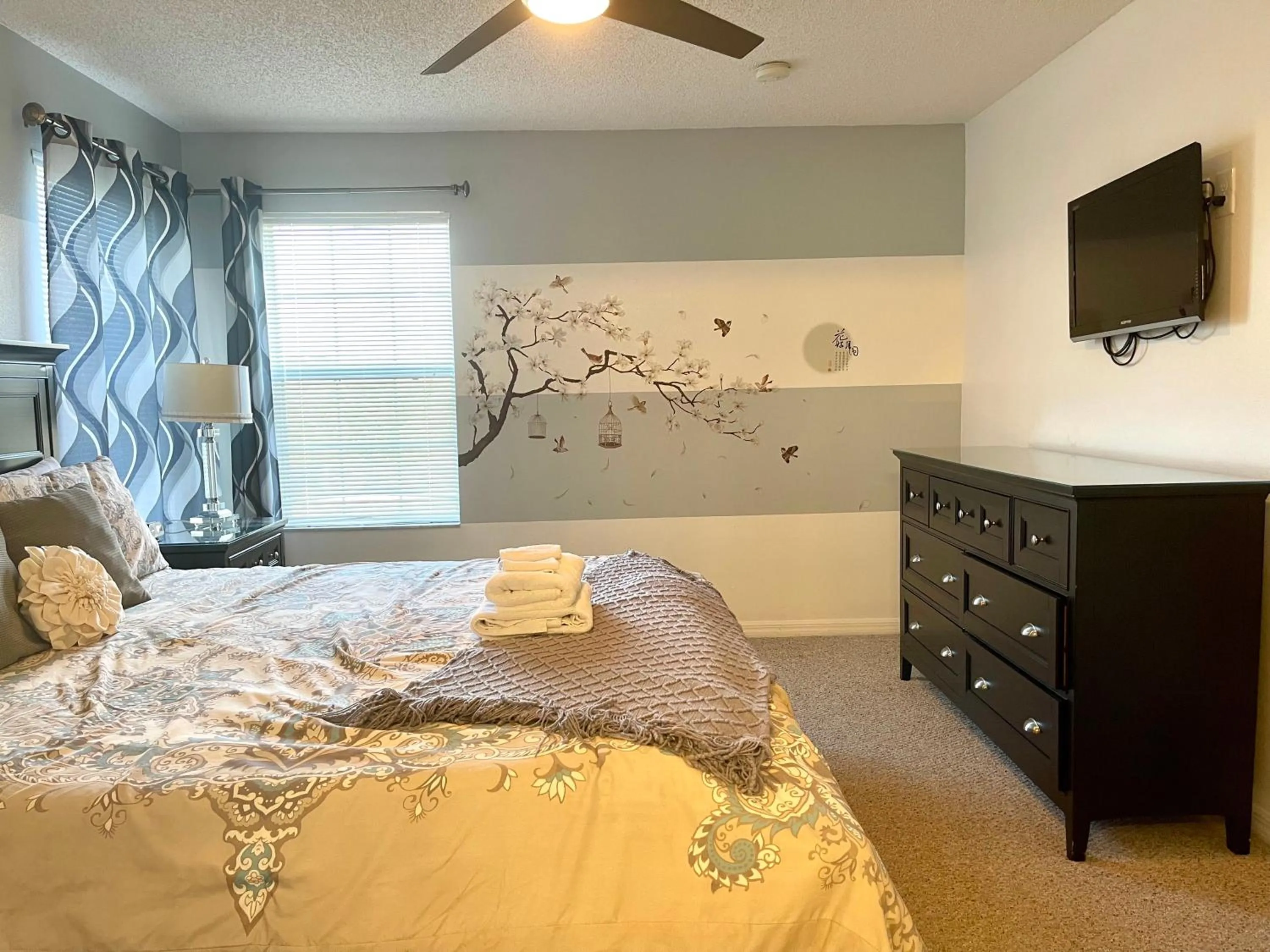 Bedroom, Bed in Disney Dream with Hot Tub, Pool, Xbox, Games Room, Lakeview, 10 min to Disney, Clubhouse