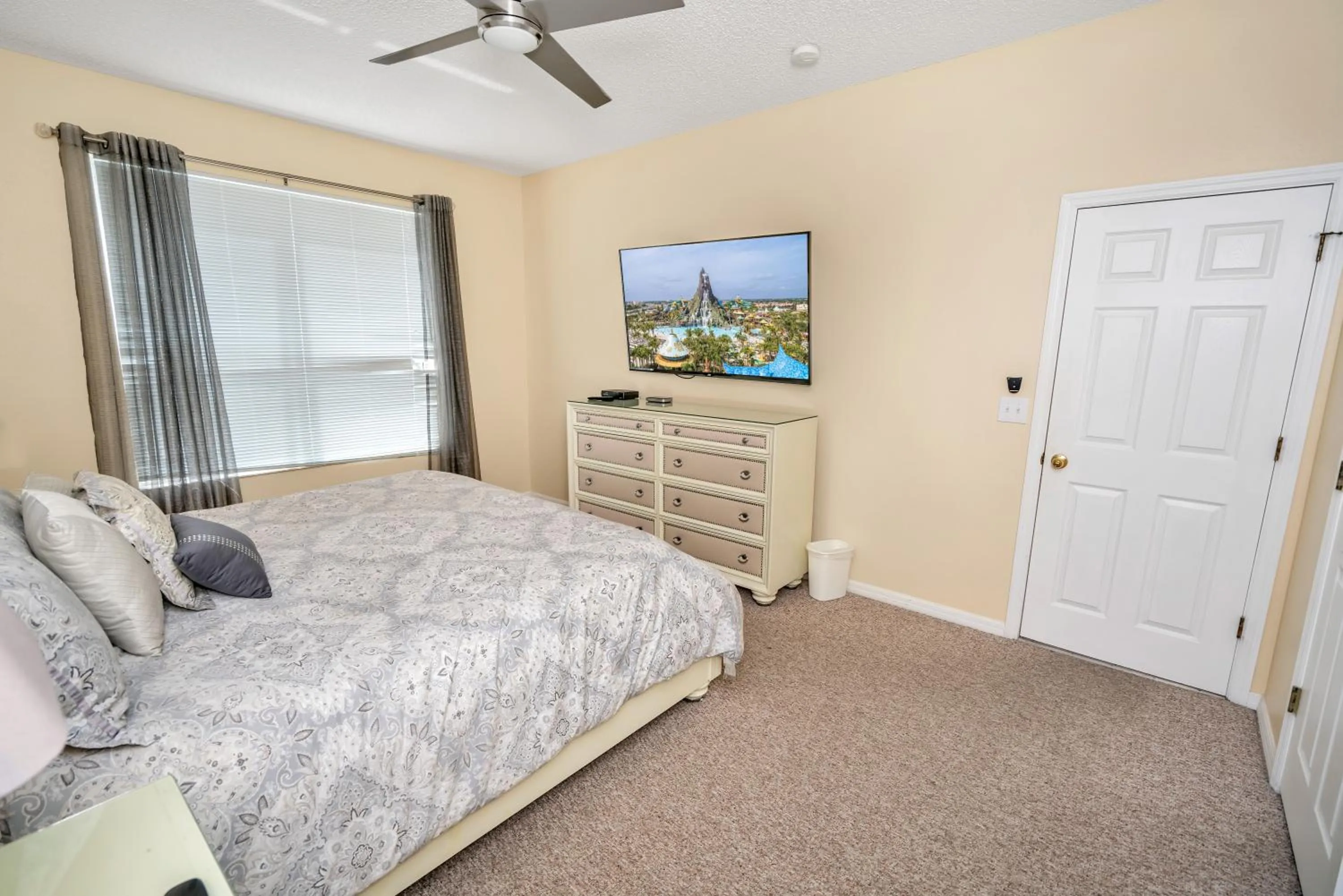 Bedroom, Bed in Disney Dream with Hot Tub, Pool, Xbox, Games Room, Lakeview, 10 min to Disney, Clubhouse