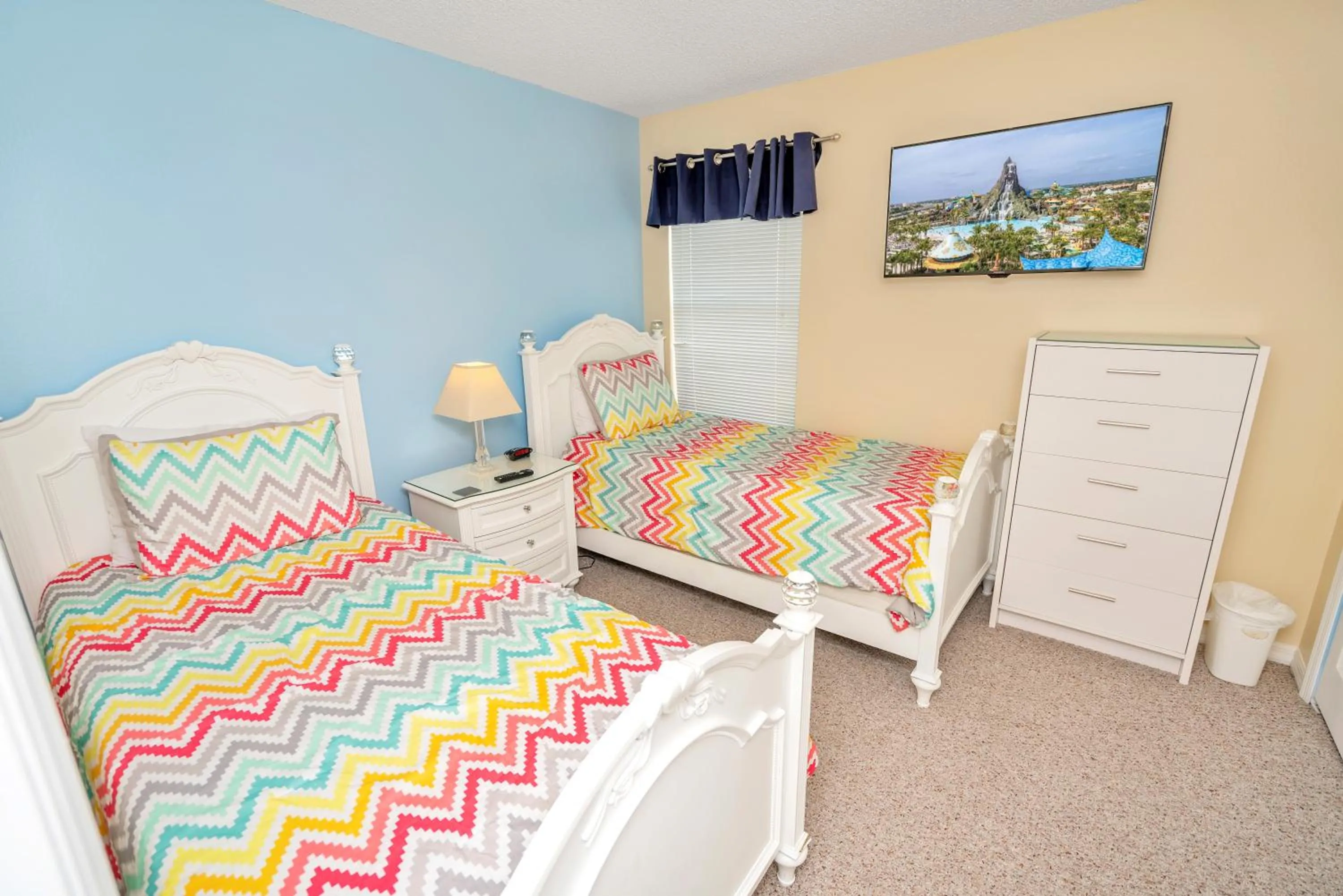 Bedroom, Bed in Disney Dream with Hot Tub, Pool, Xbox, Games Room, Lakeview, 10 min to Disney, Clubhouse