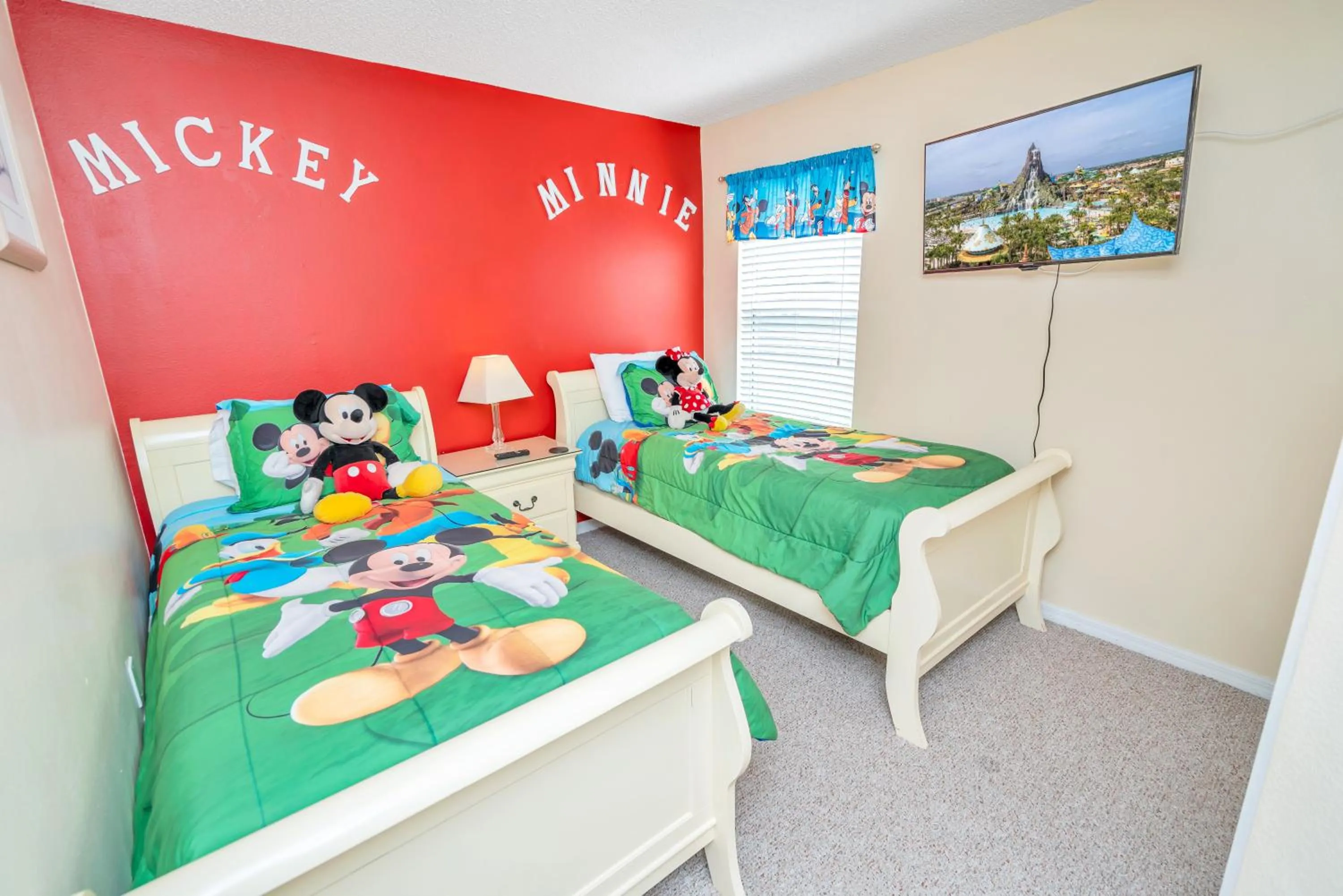 Bedroom, Bed in Disney Dream with Hot Tub, Pool, Xbox, Games Room, Lakeview, 10 min to Disney, Clubhouse