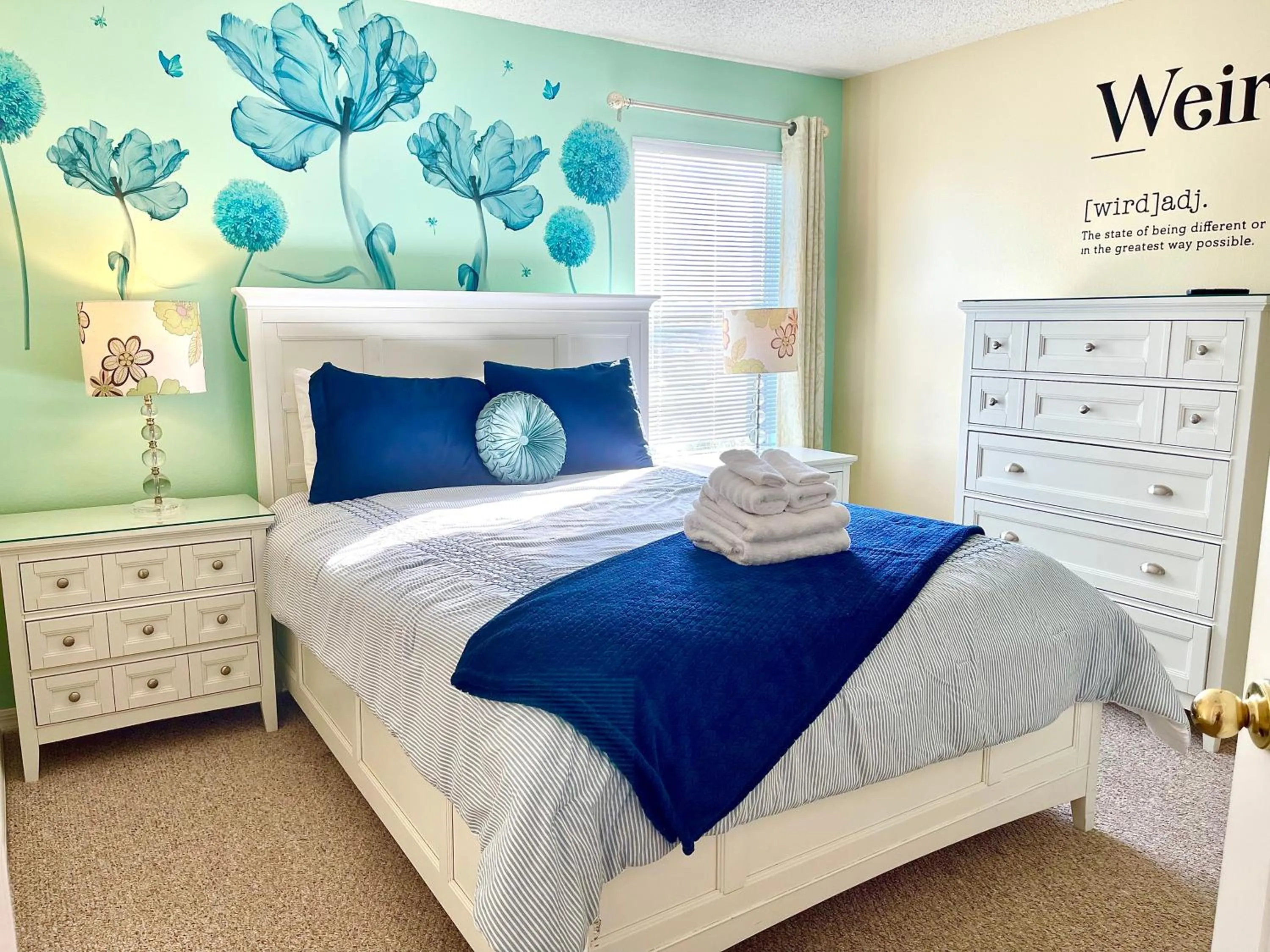 Bedroom, Bed in Disney Dream with Hot Tub, Pool, Xbox, Games Room, Lakeview, 10 min to Disney, Clubhouse