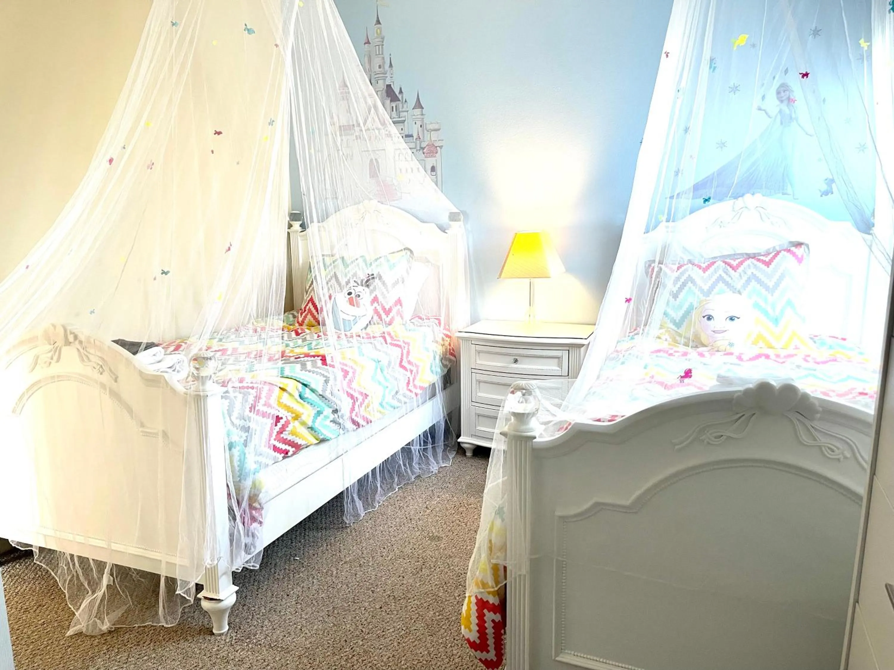 Bedroom, Bed in Disney Dream with Hot Tub, Pool, Xbox, Games Room, Lakeview, 10 min to Disney, Clubhouse