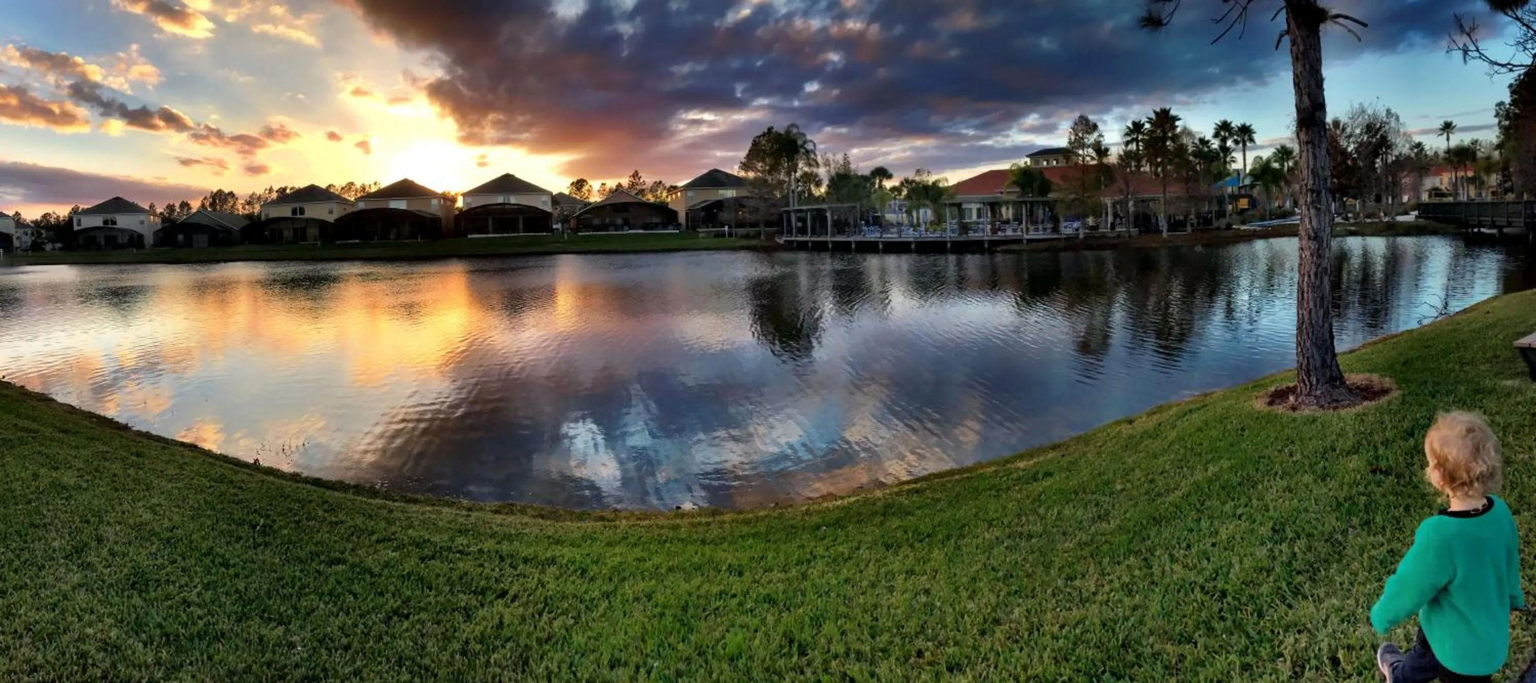 Lake view in Disney Dream with Hot Tub, Pool, Xbox, Games Room, Lakeview, 10 min to Disney, Clubhouse