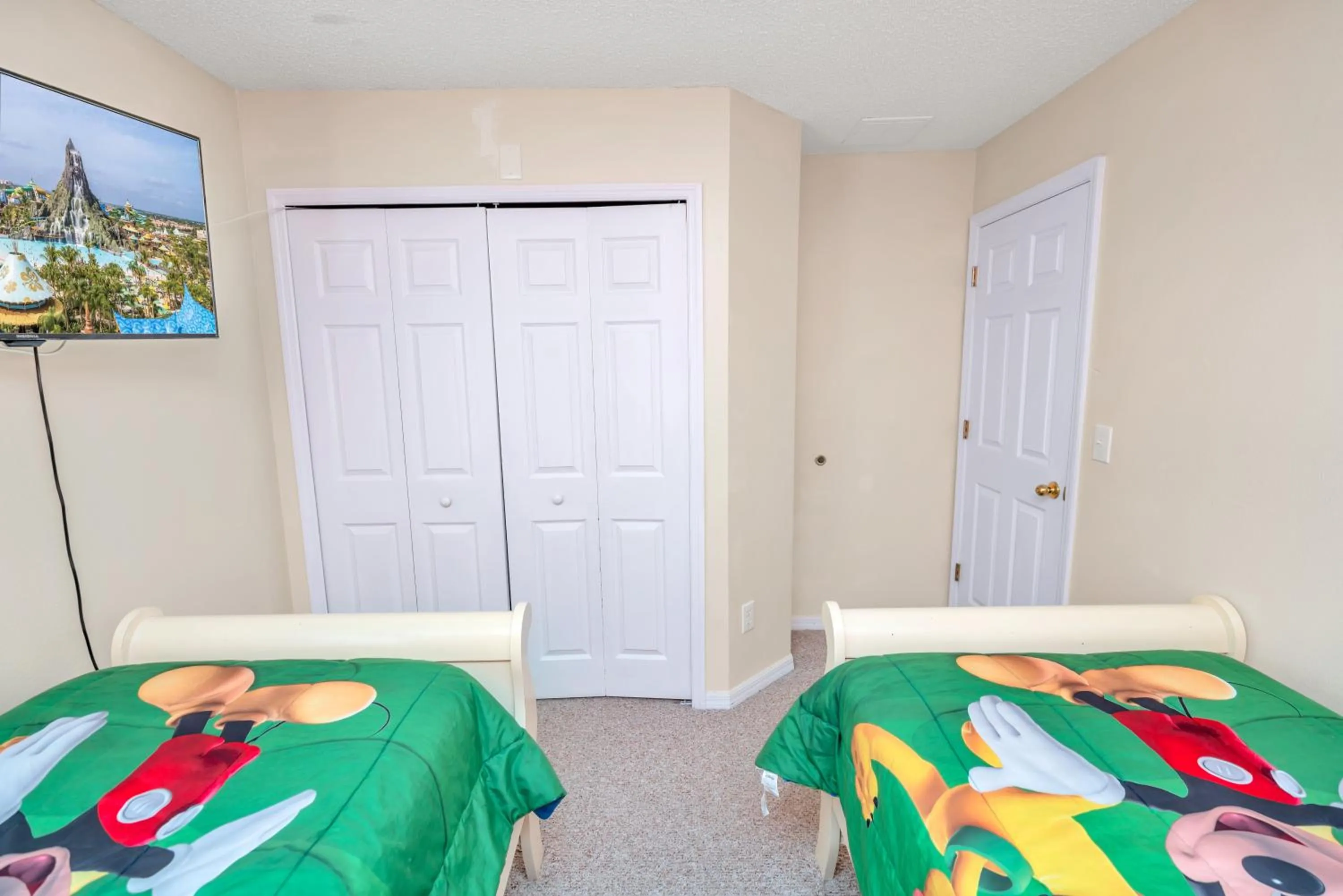 Bedroom, Bed in Disney Dream with Hot Tub, Pool, Xbox, Games Room, Lakeview, 10 min to Disney, Clubhouse