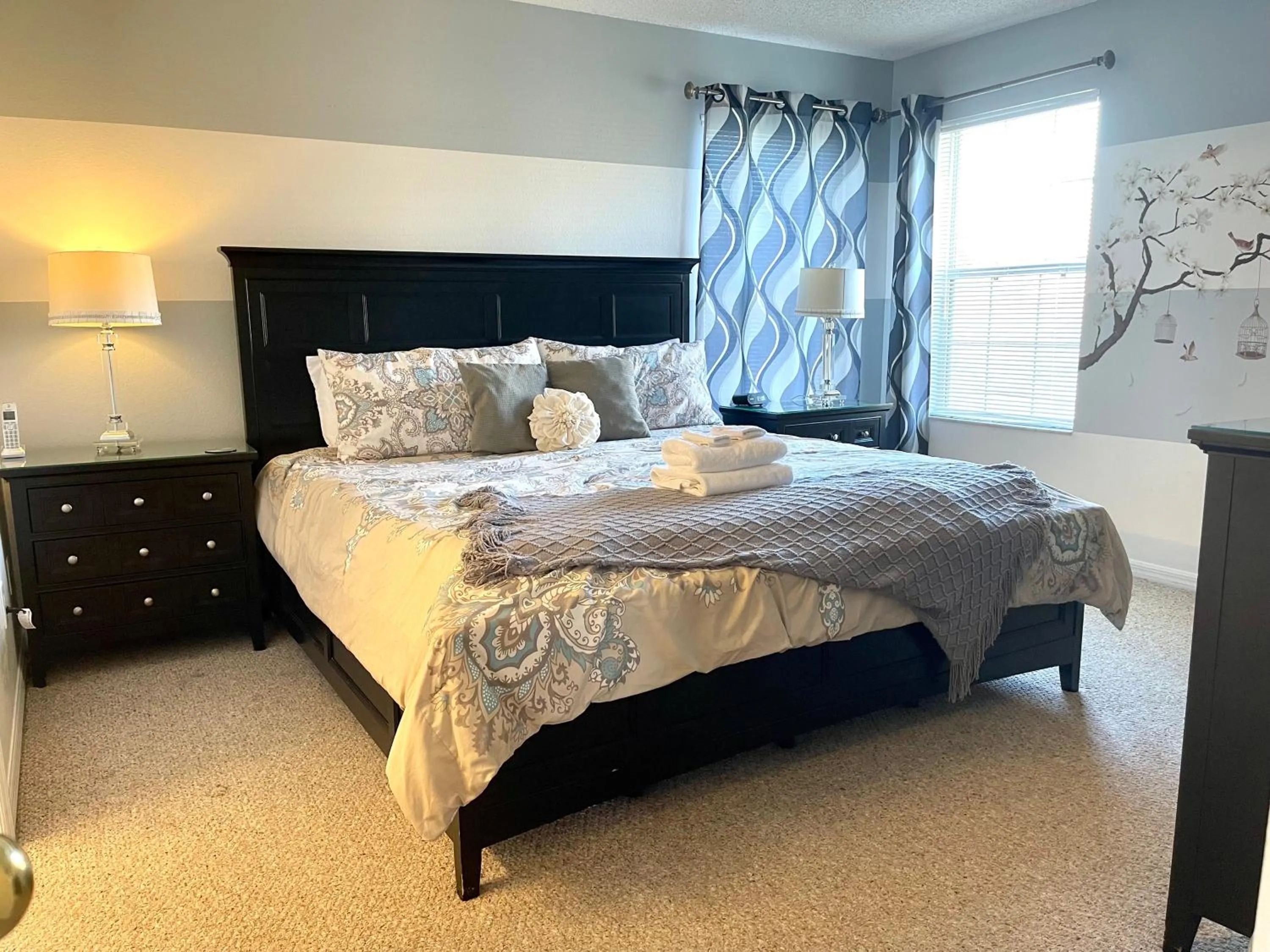 Bedroom, Bed in Disney Dream with Hot Tub, Pool, Xbox, Games Room, Lakeview, 10 min to Disney, Clubhouse