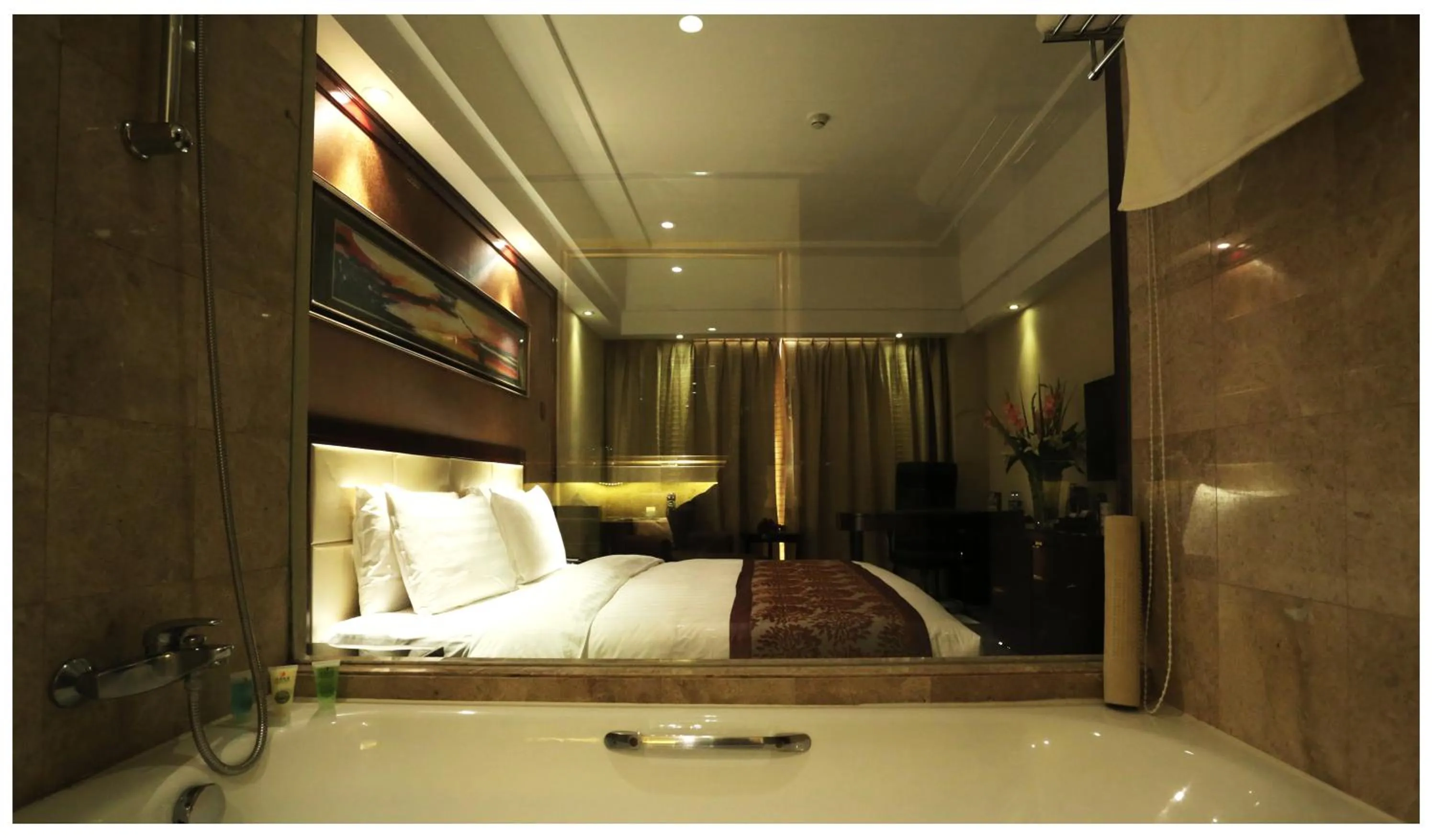 Bathroom, Bed in Zhengzhou Jianguo Hotel