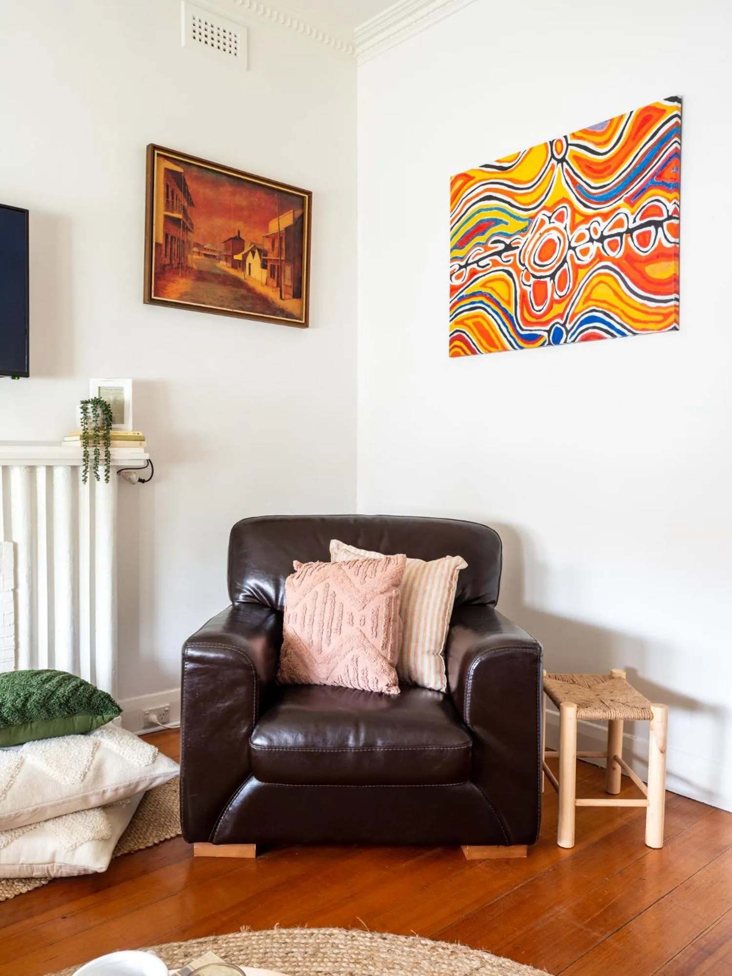 Communal lounge/ TV room in Bendigo Backpackers