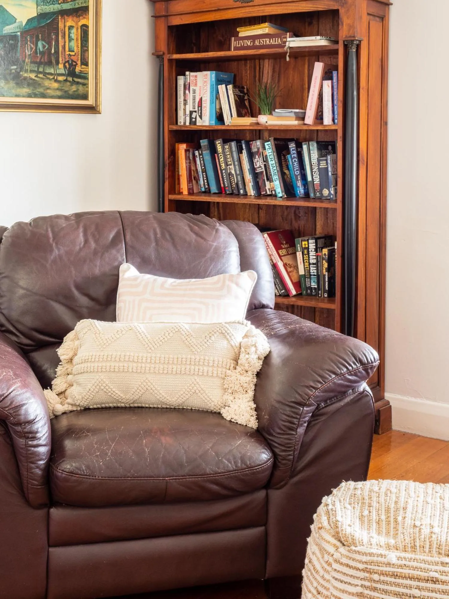 Communal lounge/ TV room in Bendigo Backpackers