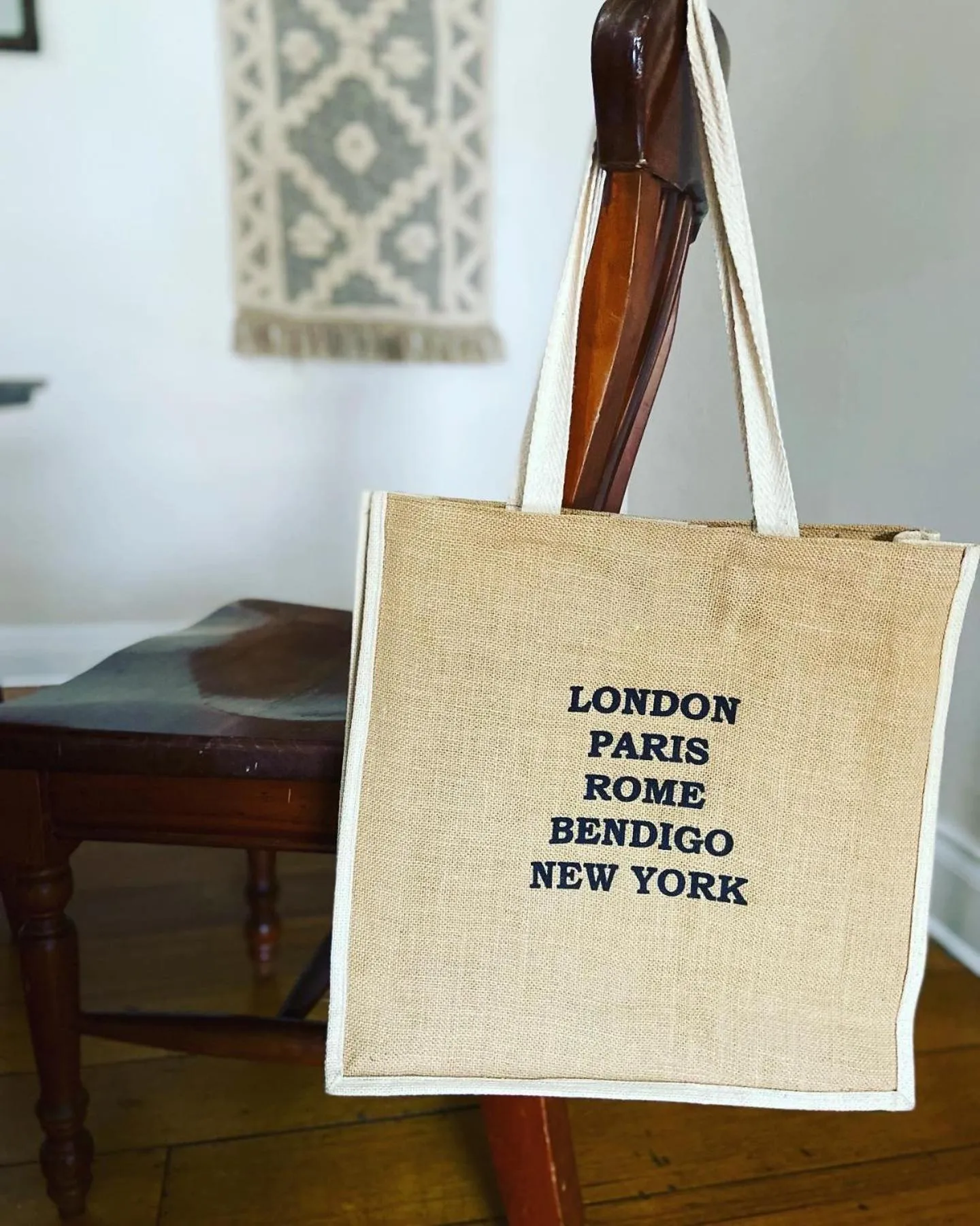 Logo/Certificate/Sign in Bendigo Backpackers