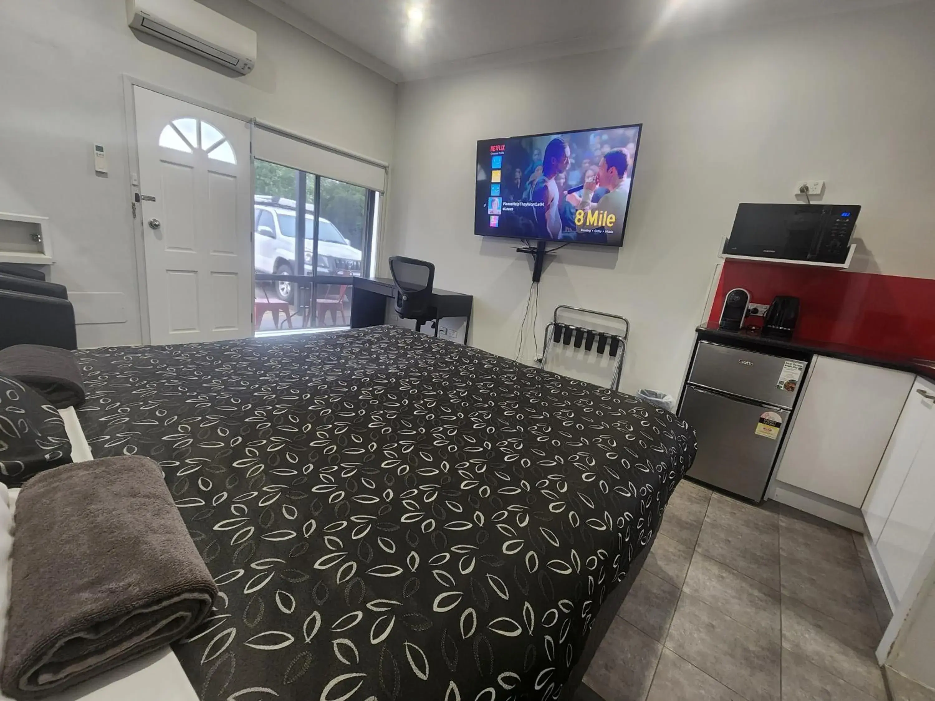 King Room with Kitchenette in Motel24Seven and Apartments King Room with Kitchenette in Motel24Seven and Apartments