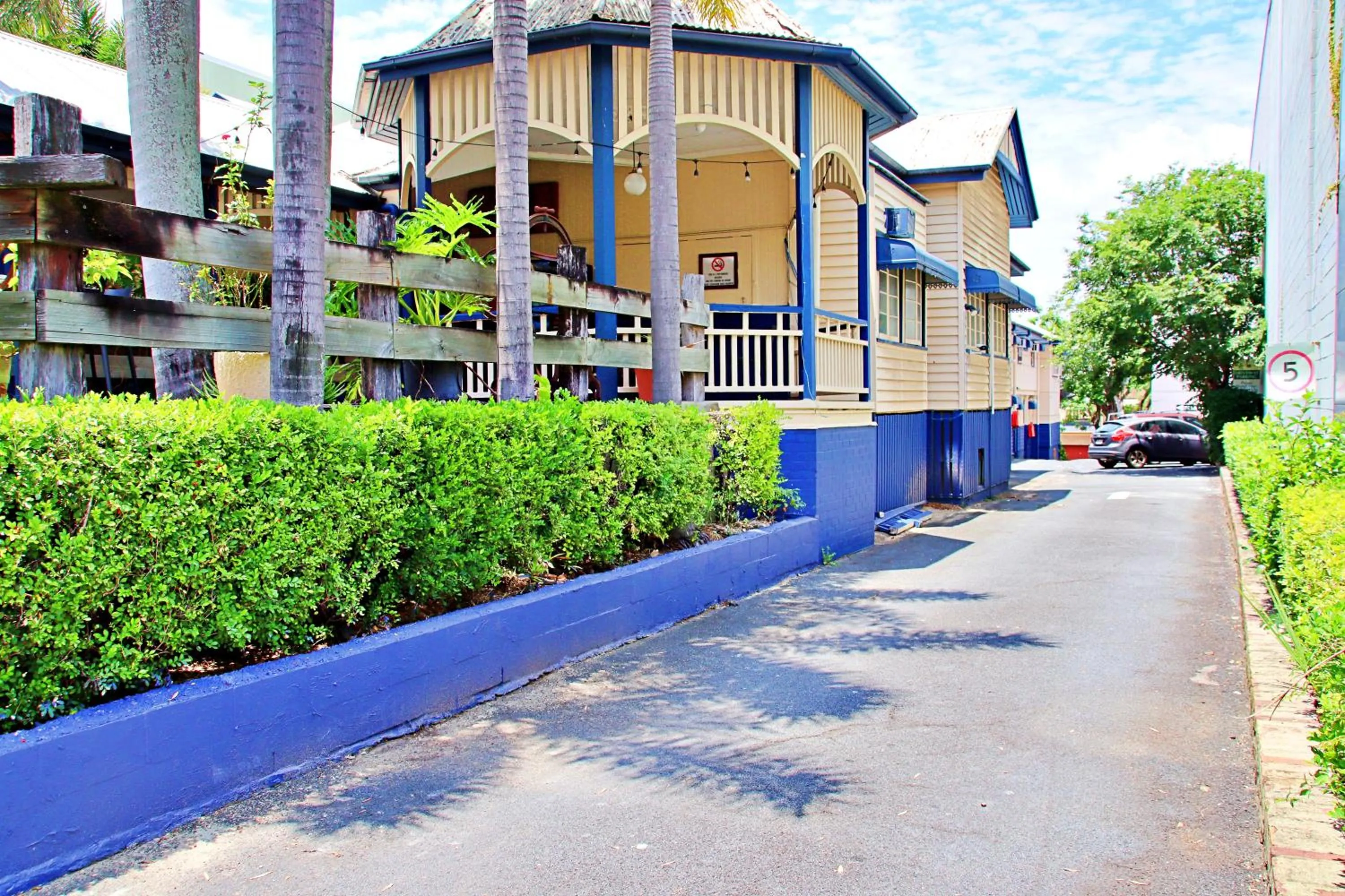 Property building in Brisbane Manor