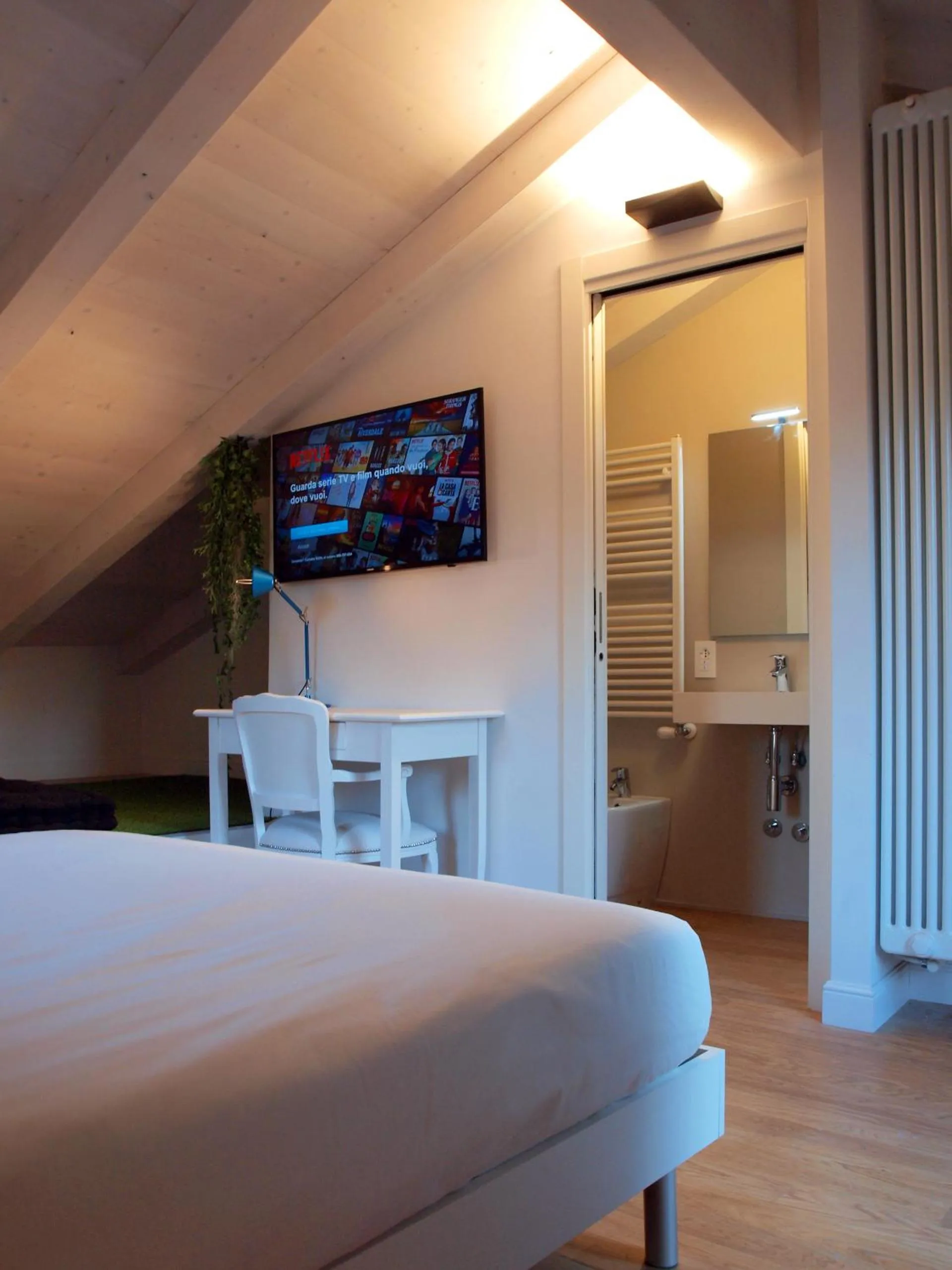 Photo of the whole room, Bed in Cosmopolitan Central Rooms