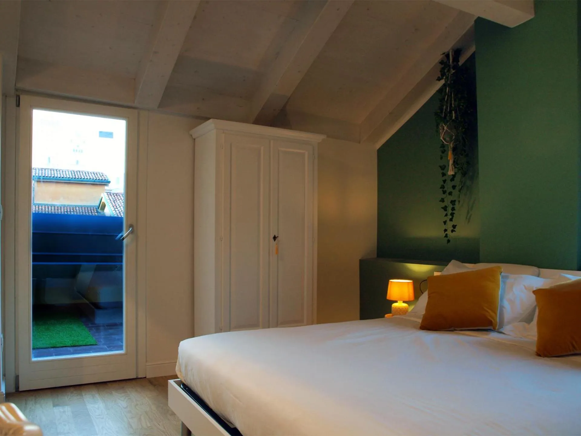 Photo of the whole room, Bed in Cosmopolitan Central Rooms