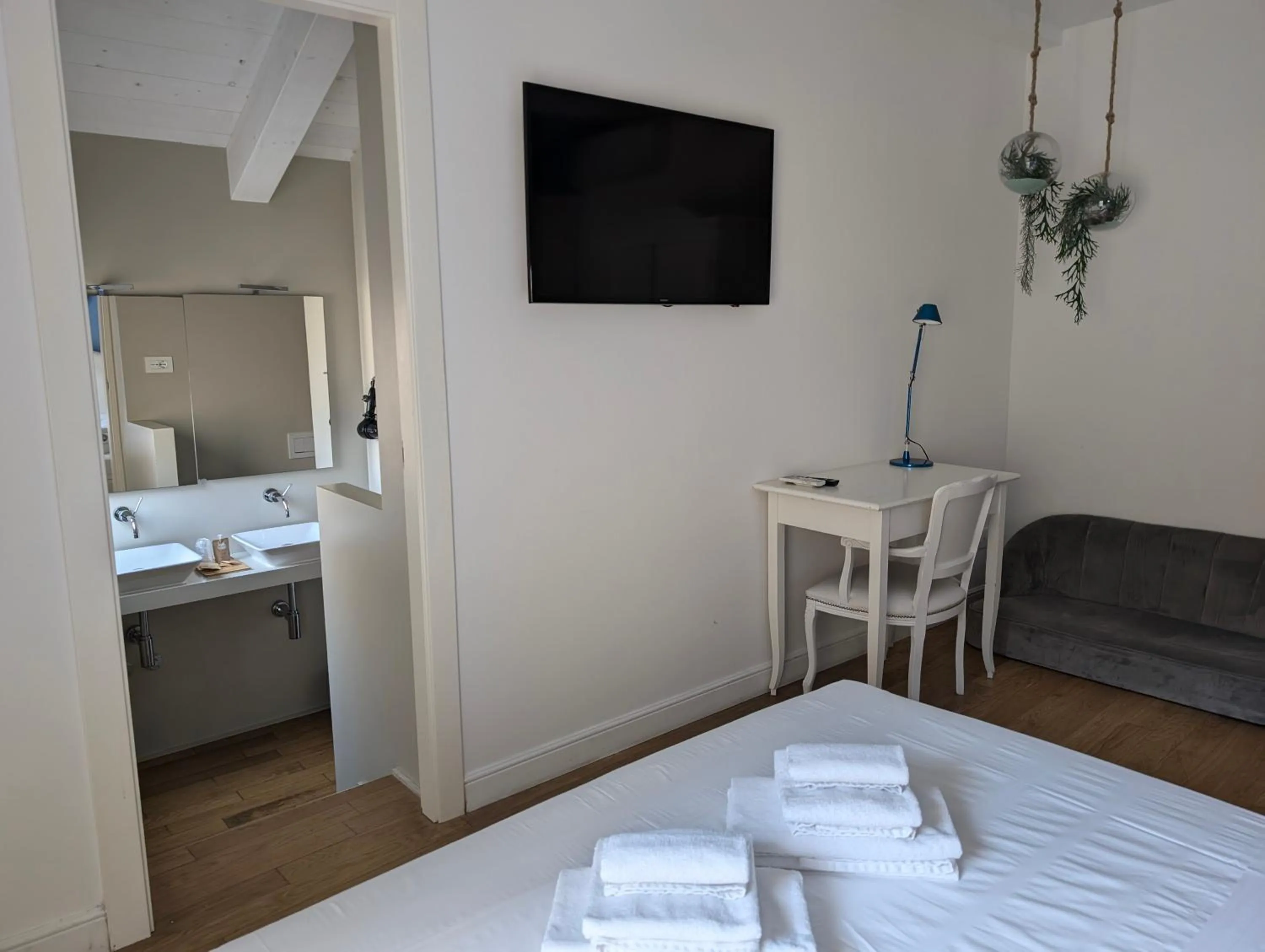 TV and multimedia, Bed in Cosmopolitan Central Rooms