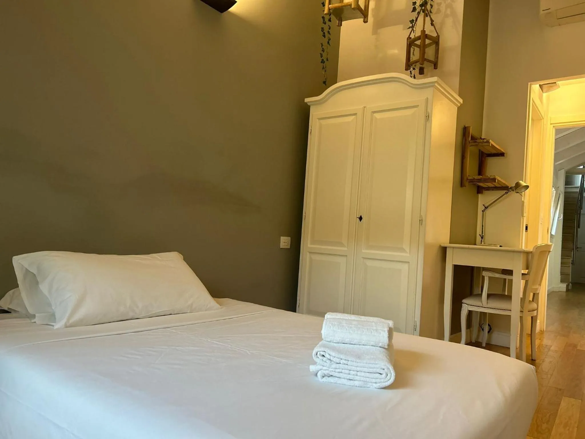 wardrobe, Bed in Cosmopolitan Central Rooms