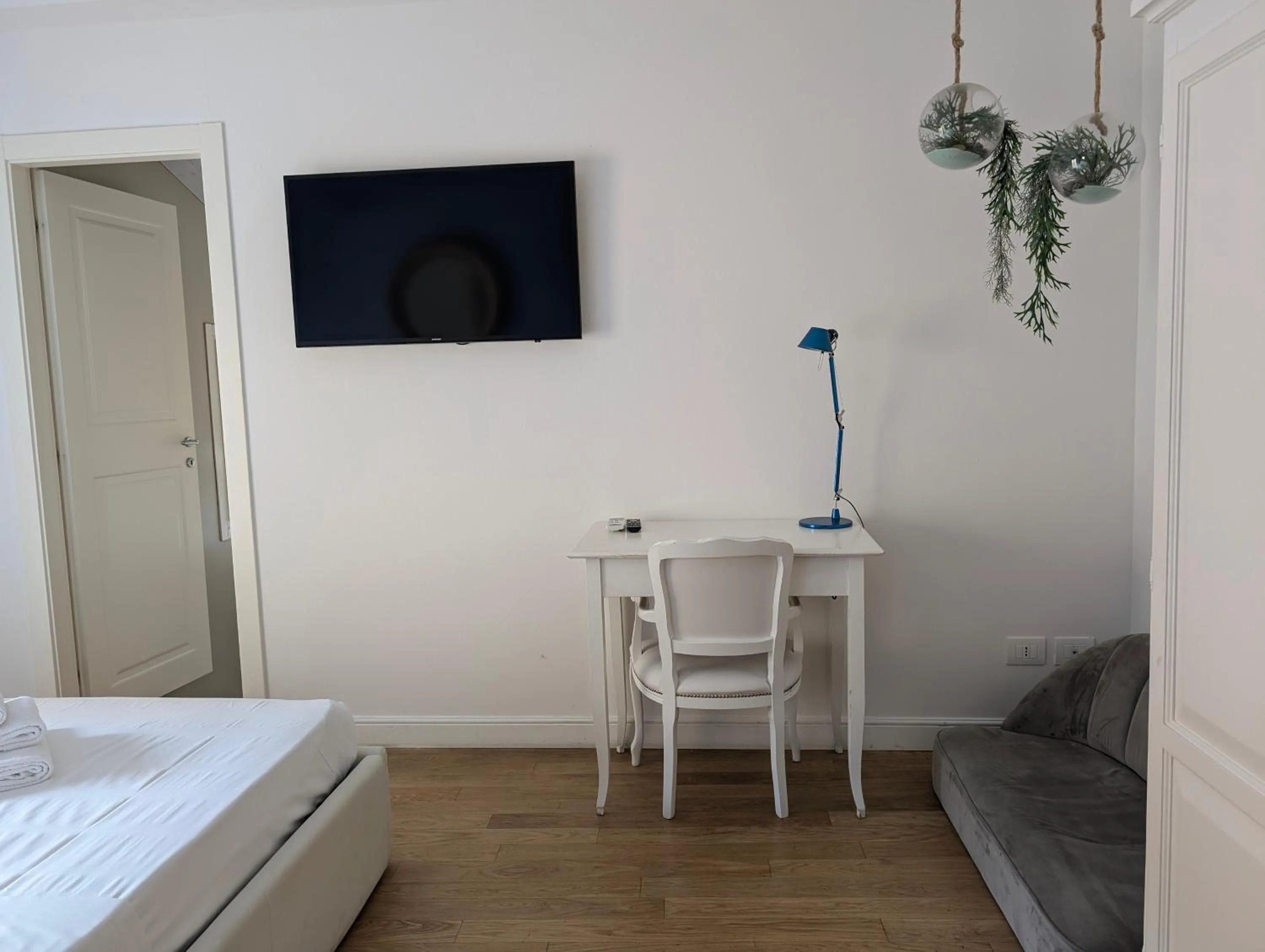 Bedroom, Bed in Cosmopolitan Central Rooms