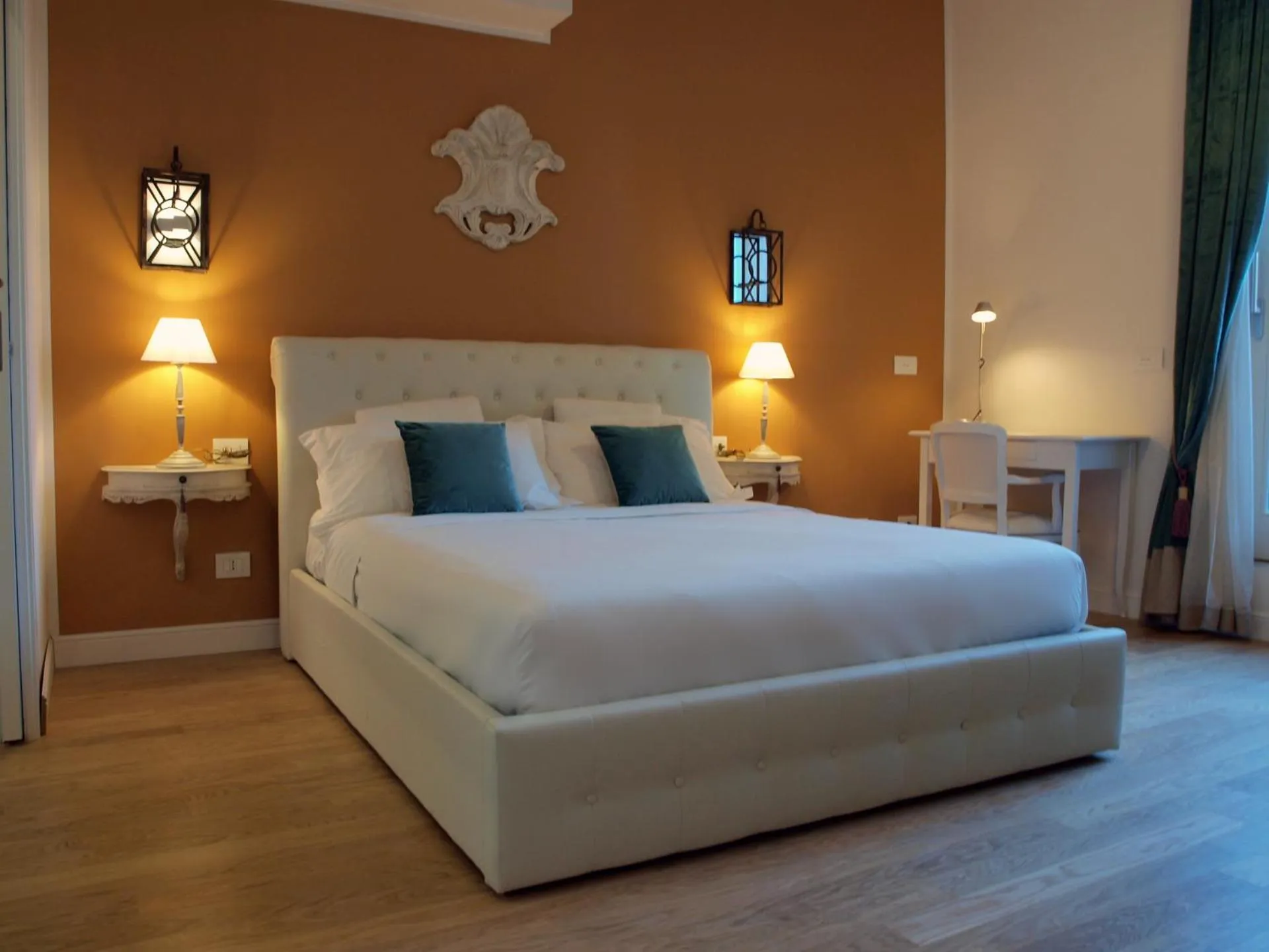 Photo of the whole room, Bed in Cosmopolitan Central Rooms