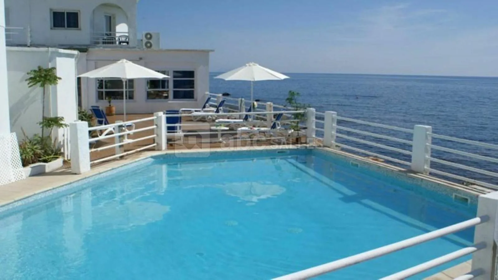 Swimming pool in Hotel Ariana