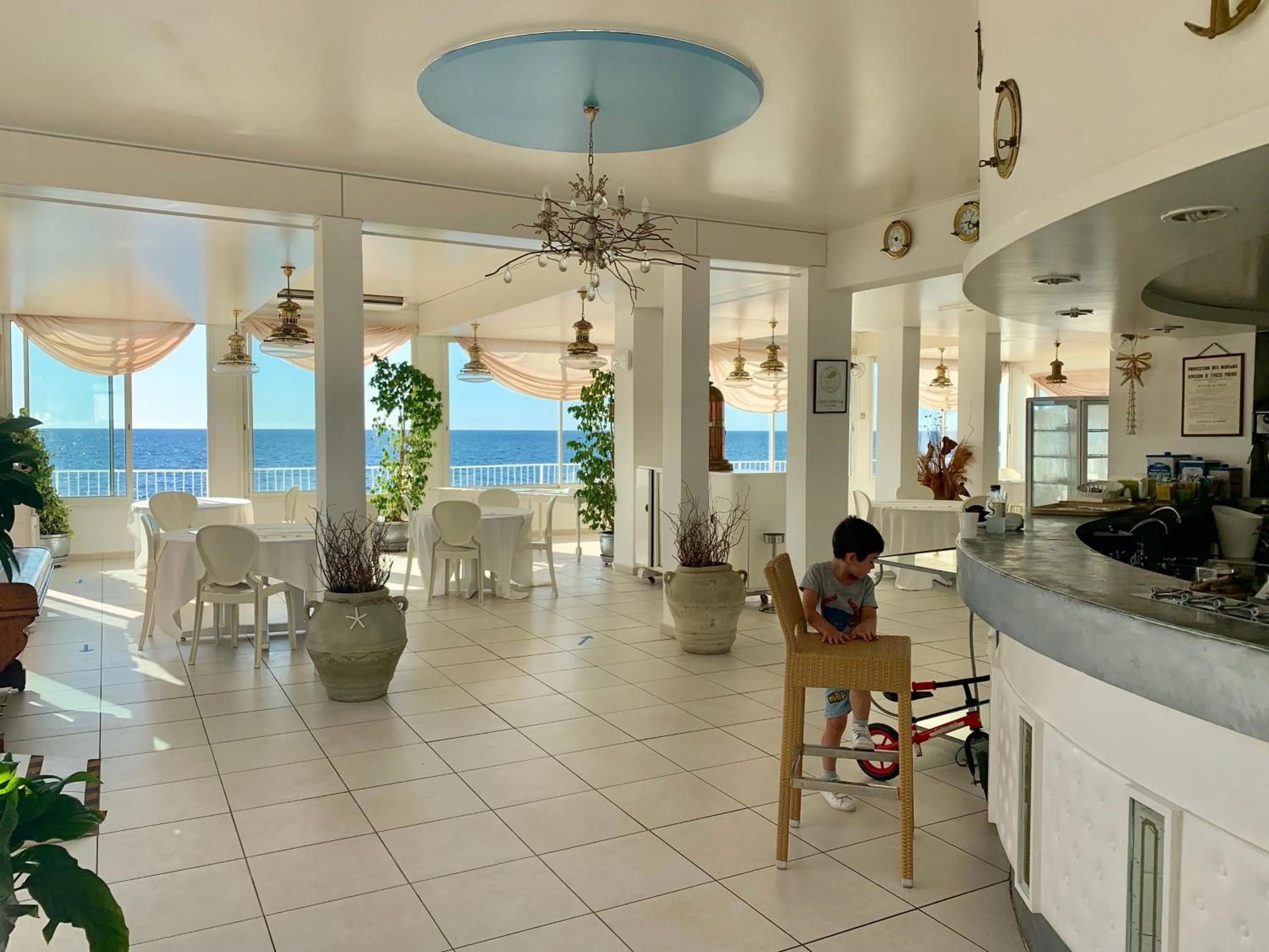 Communal lounge/ TV room in Hotel Ariana