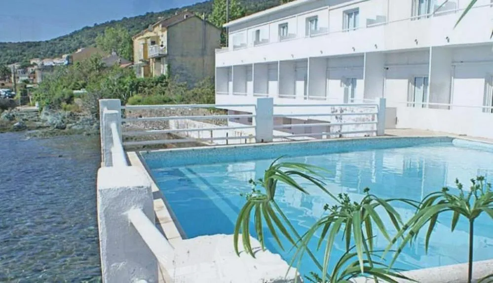 Swimming pool in Hotel Ariana