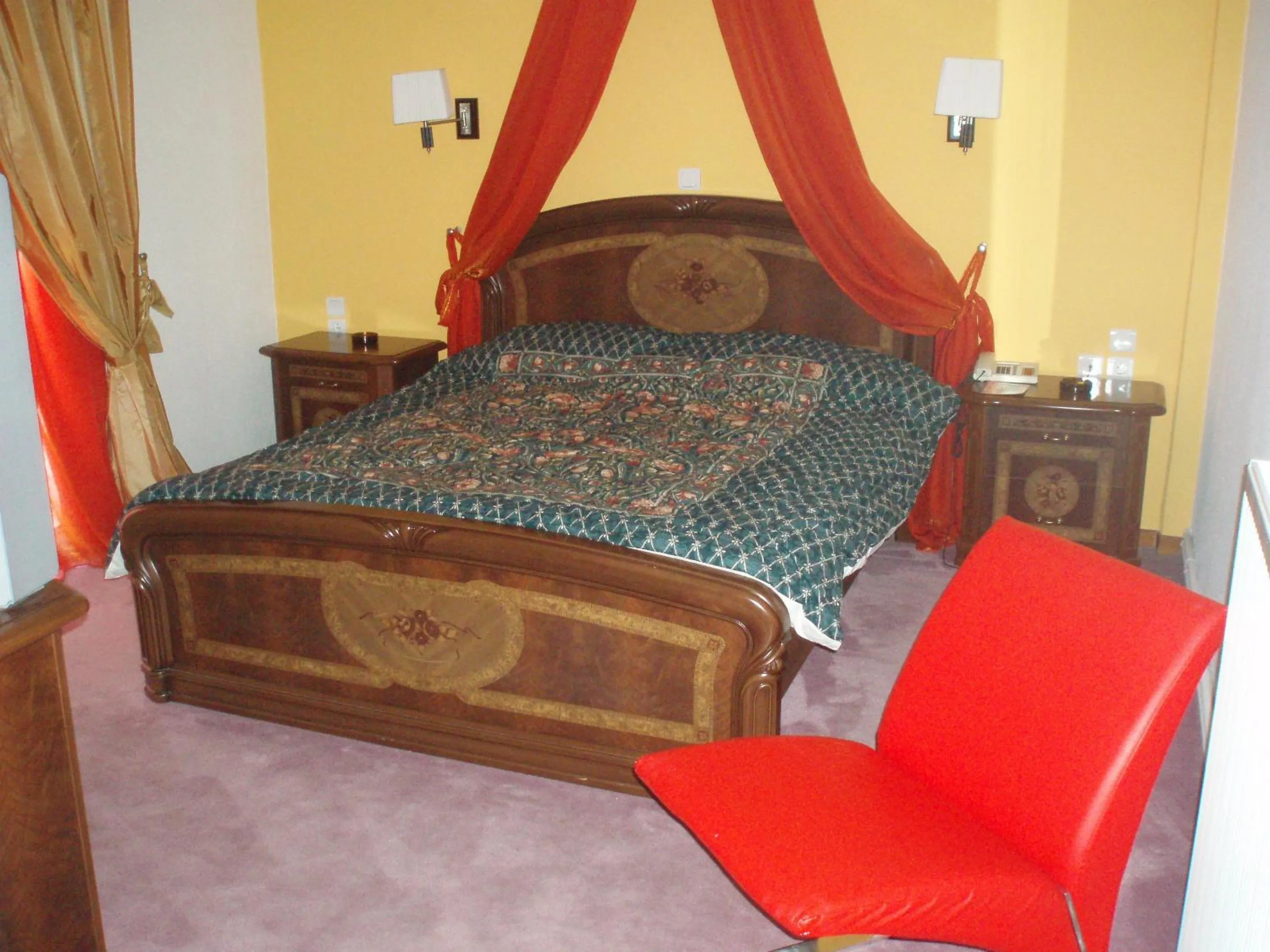 Bed in Hotel Orfeas