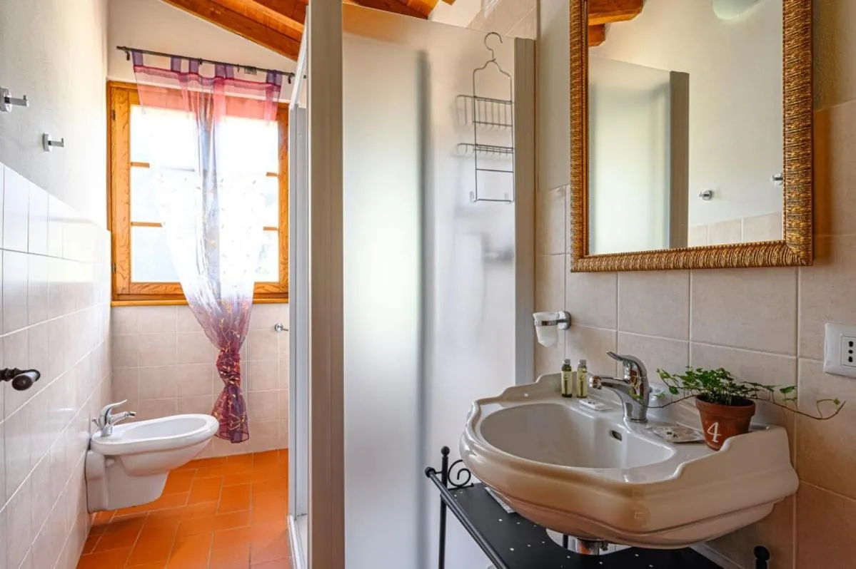 Shower in Agriturismo Pian di Fiume