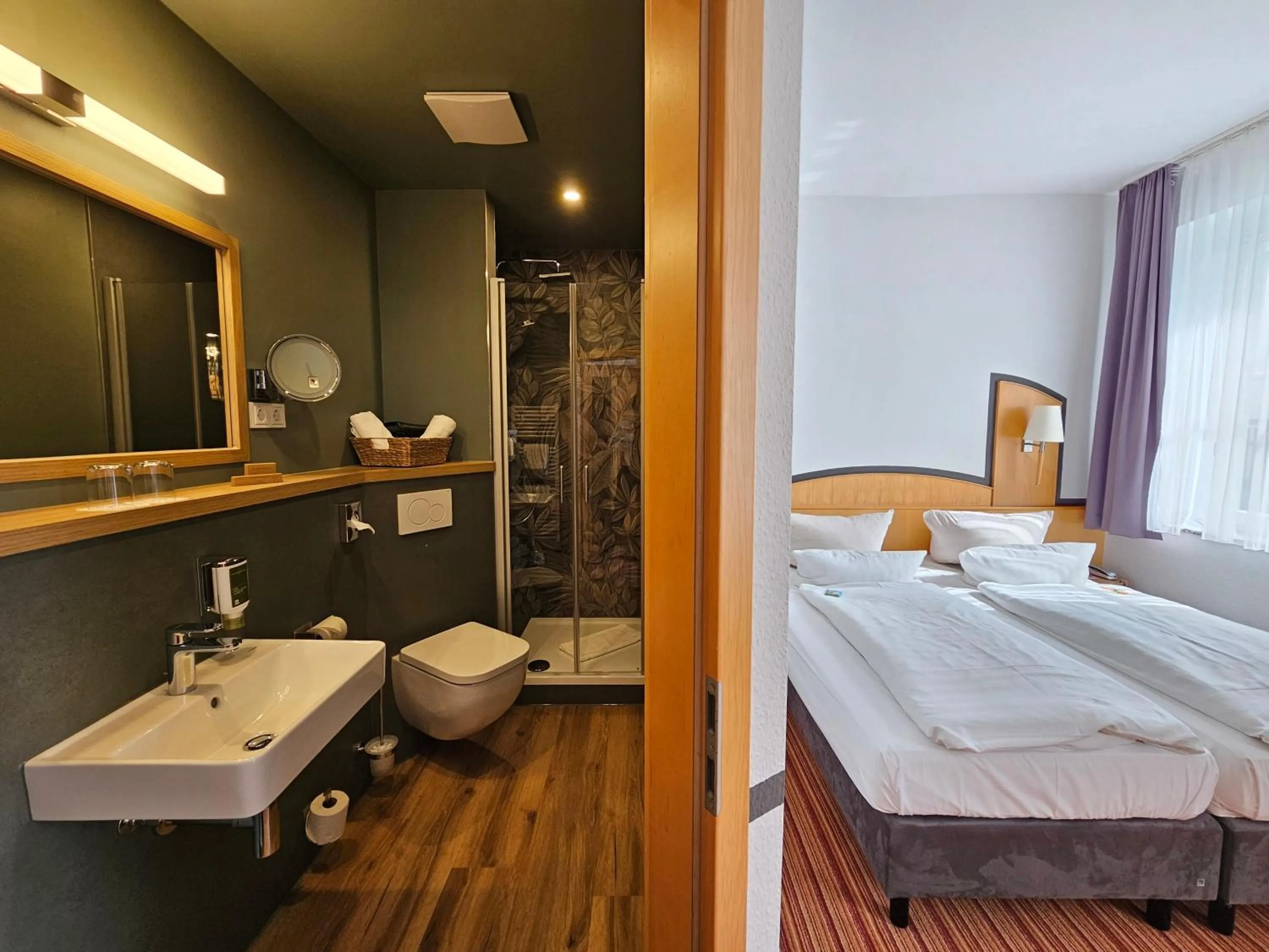 Bathroom, Bed in Hotel Am Kaisersaal