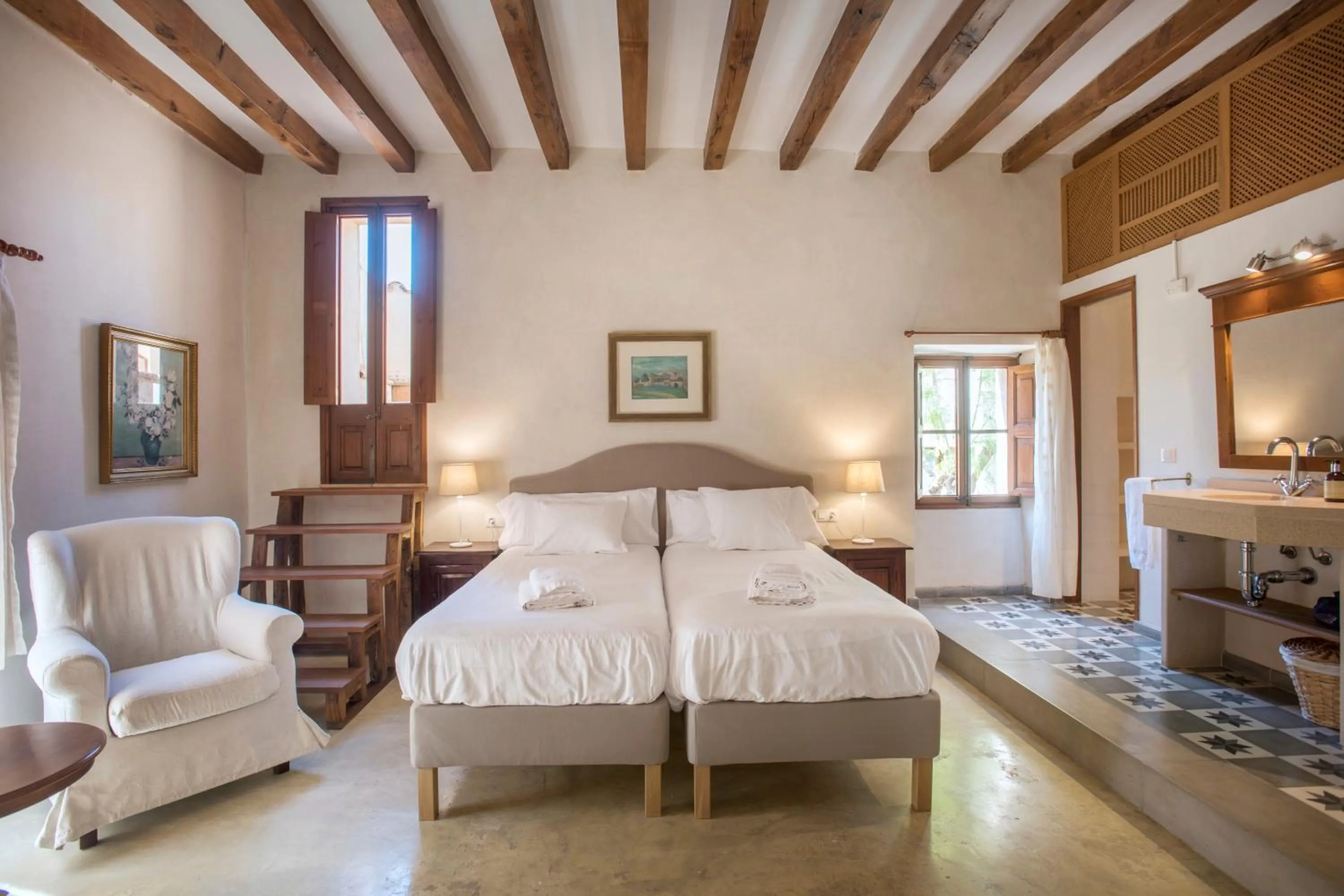 Bathroom, Bed in Sa Bisbal - Turismo de interior