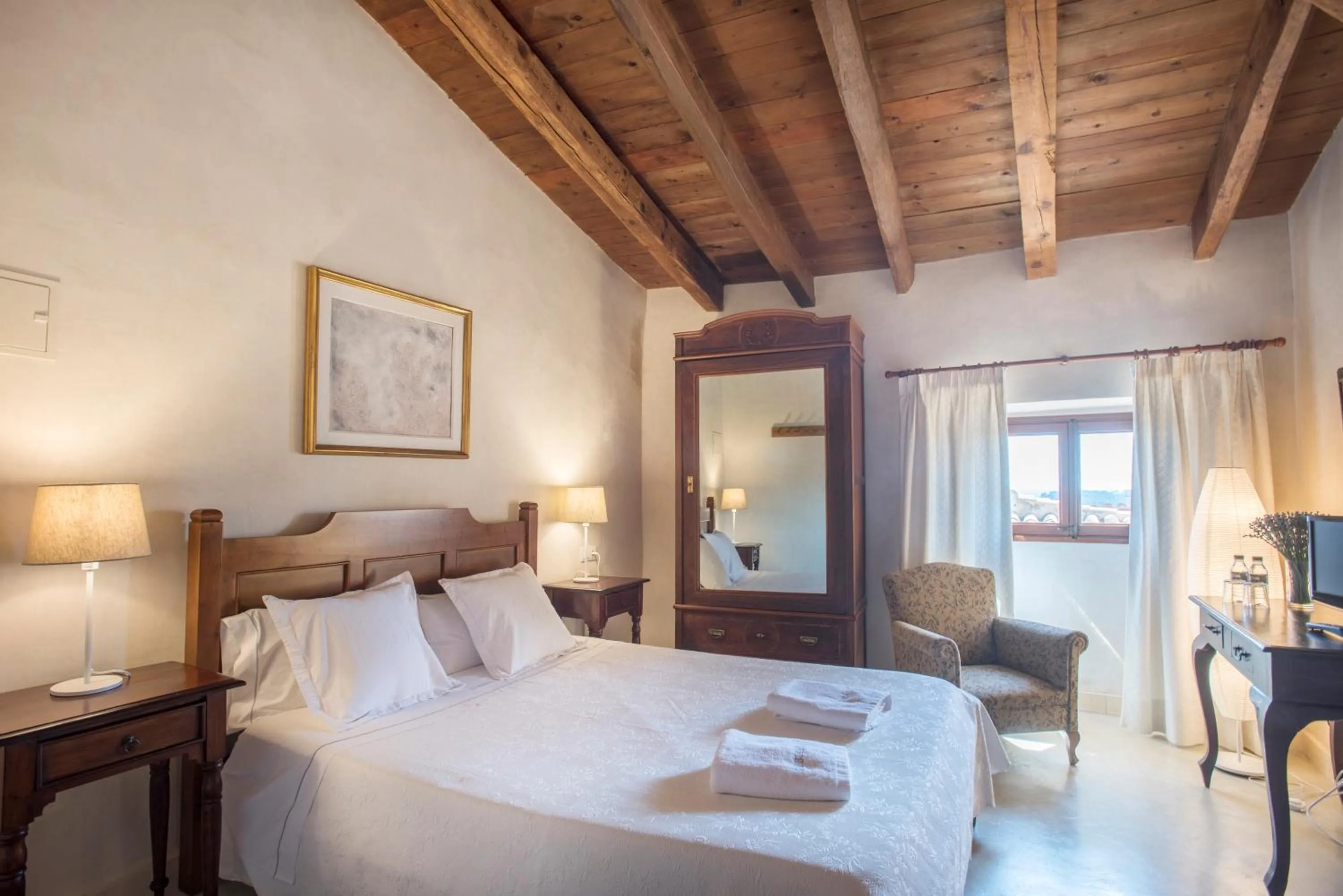 Bathroom, Bed in Sa Bisbal - Turismo de interior