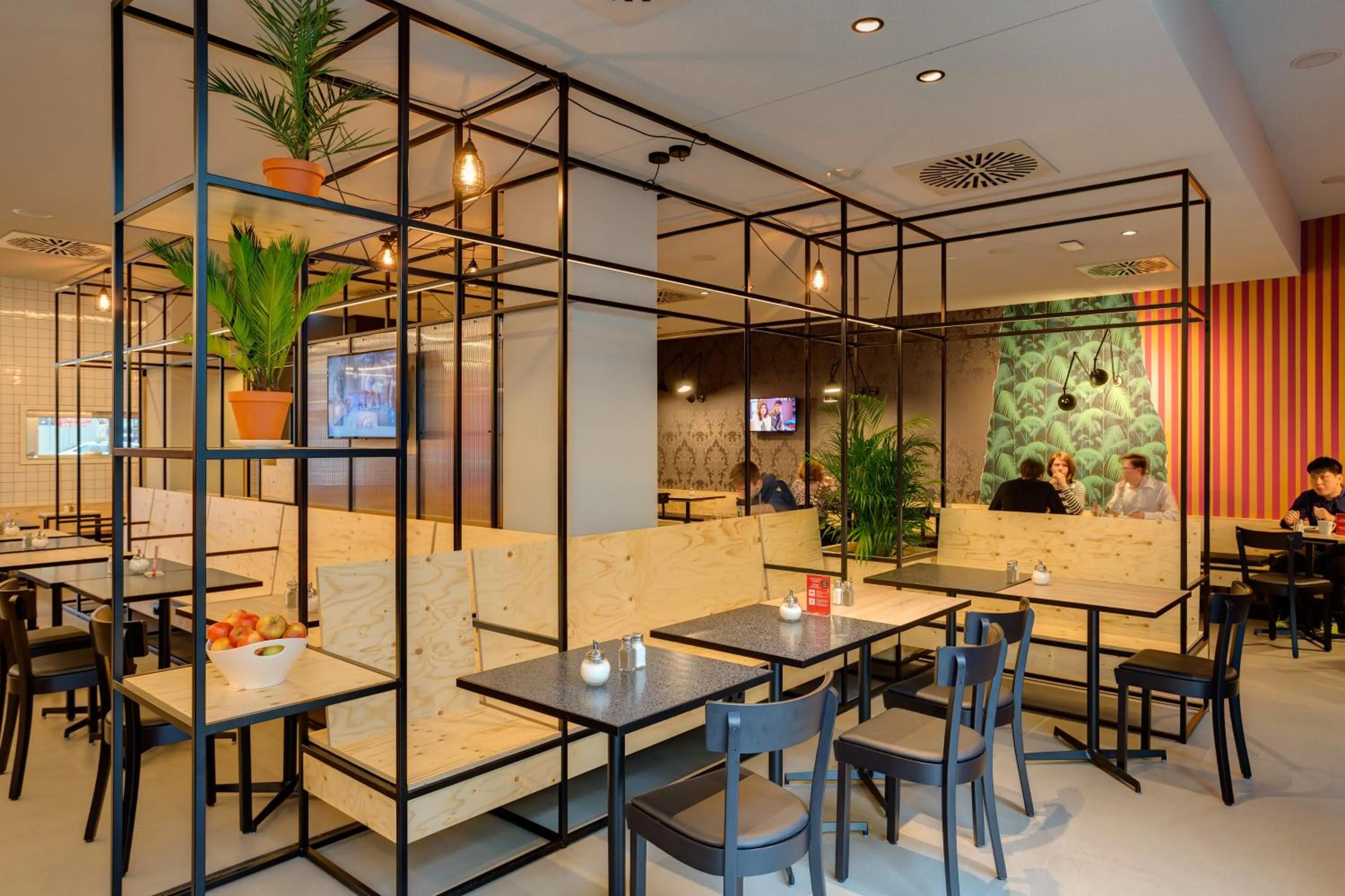 Dining area in MEININGER Hotel Leipzig Hauptbahnhof