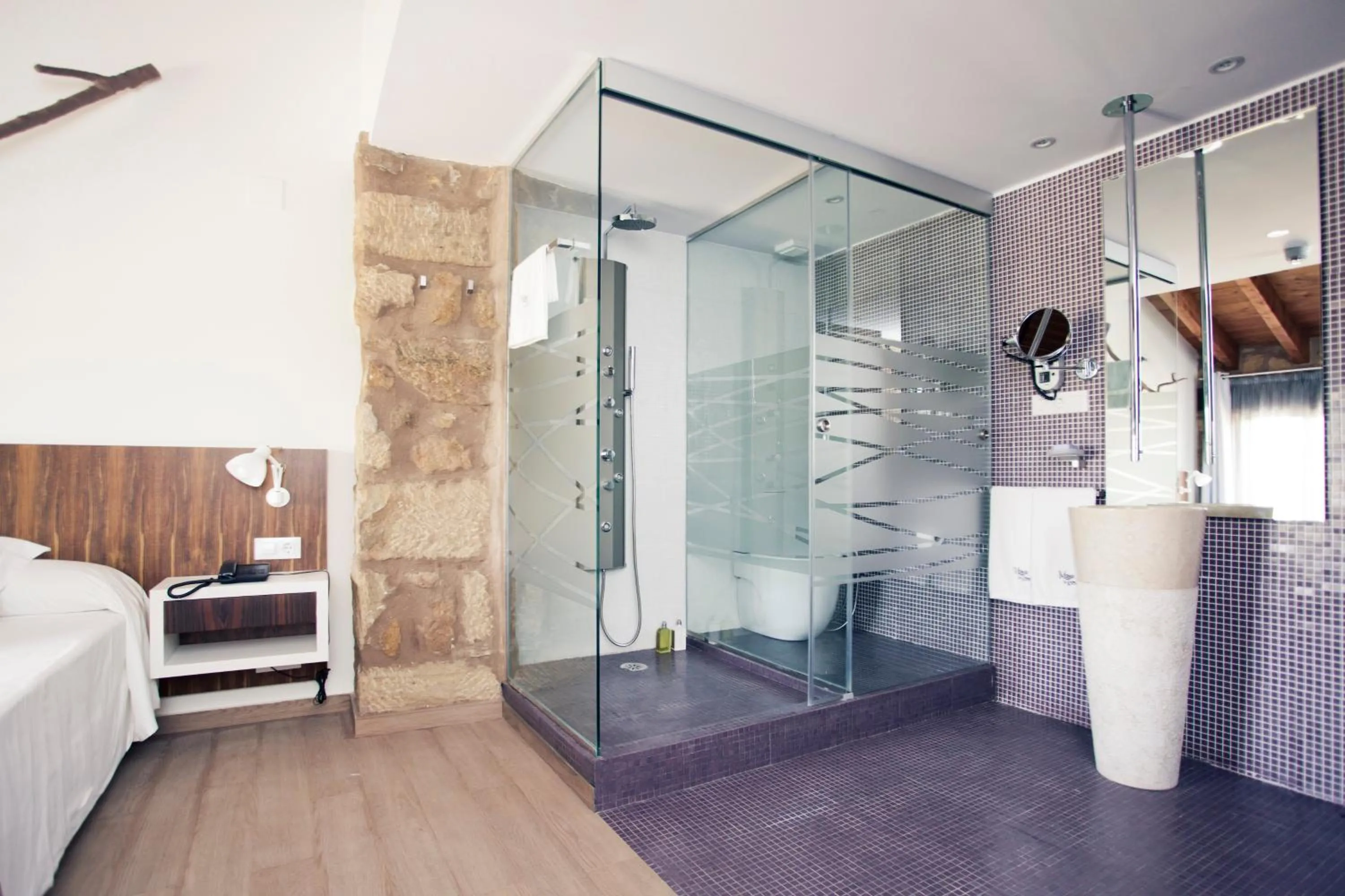 Bathroom, Bed in Hotel Restaurante Masía la Torre