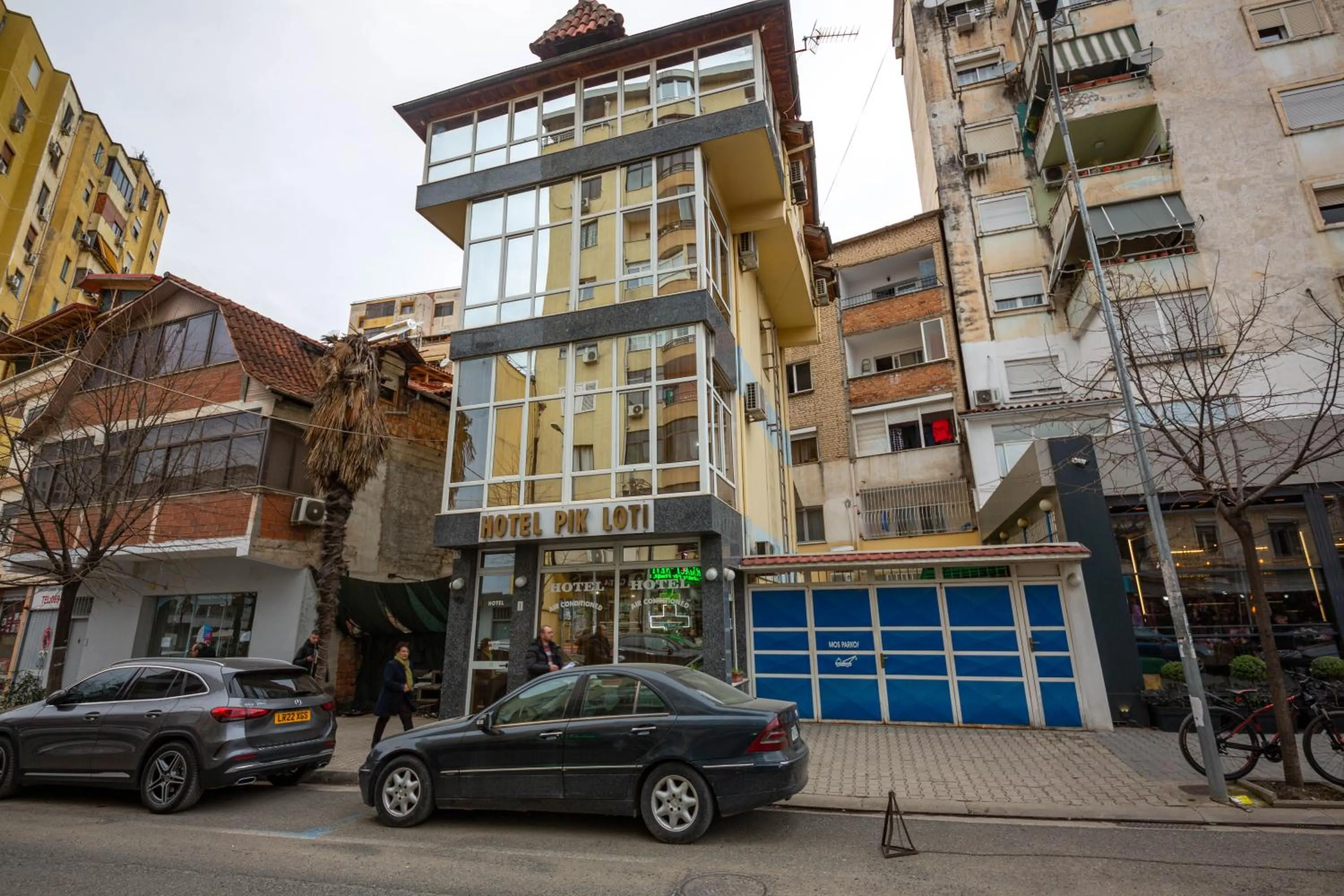 Facade/entrance in Hotel Pik Loti