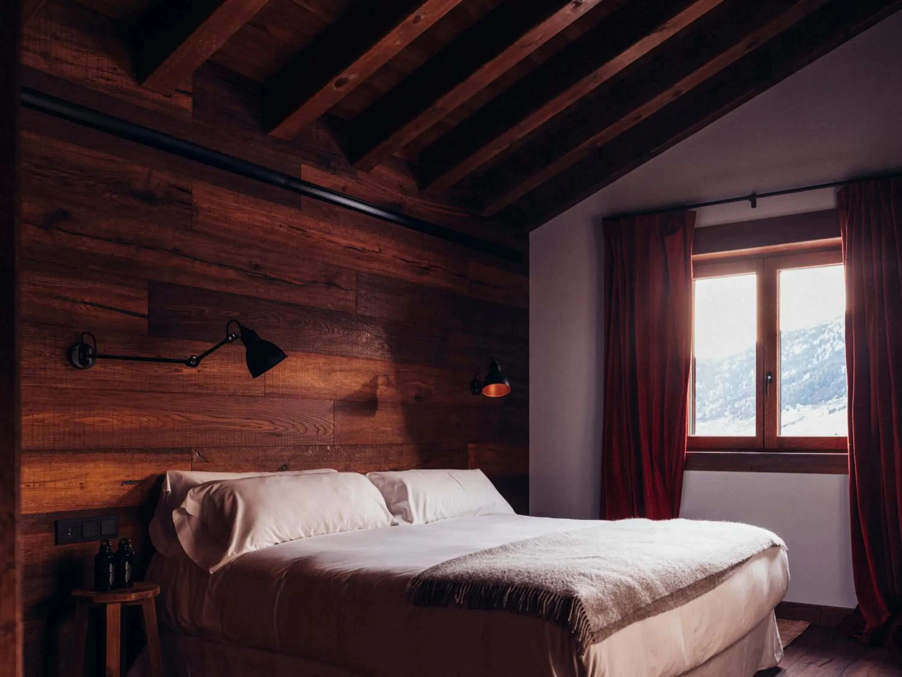 Double Room in L´Ovella Negra Mountain Lodge Double Room in L´Ovella Negra Mountain Lodge