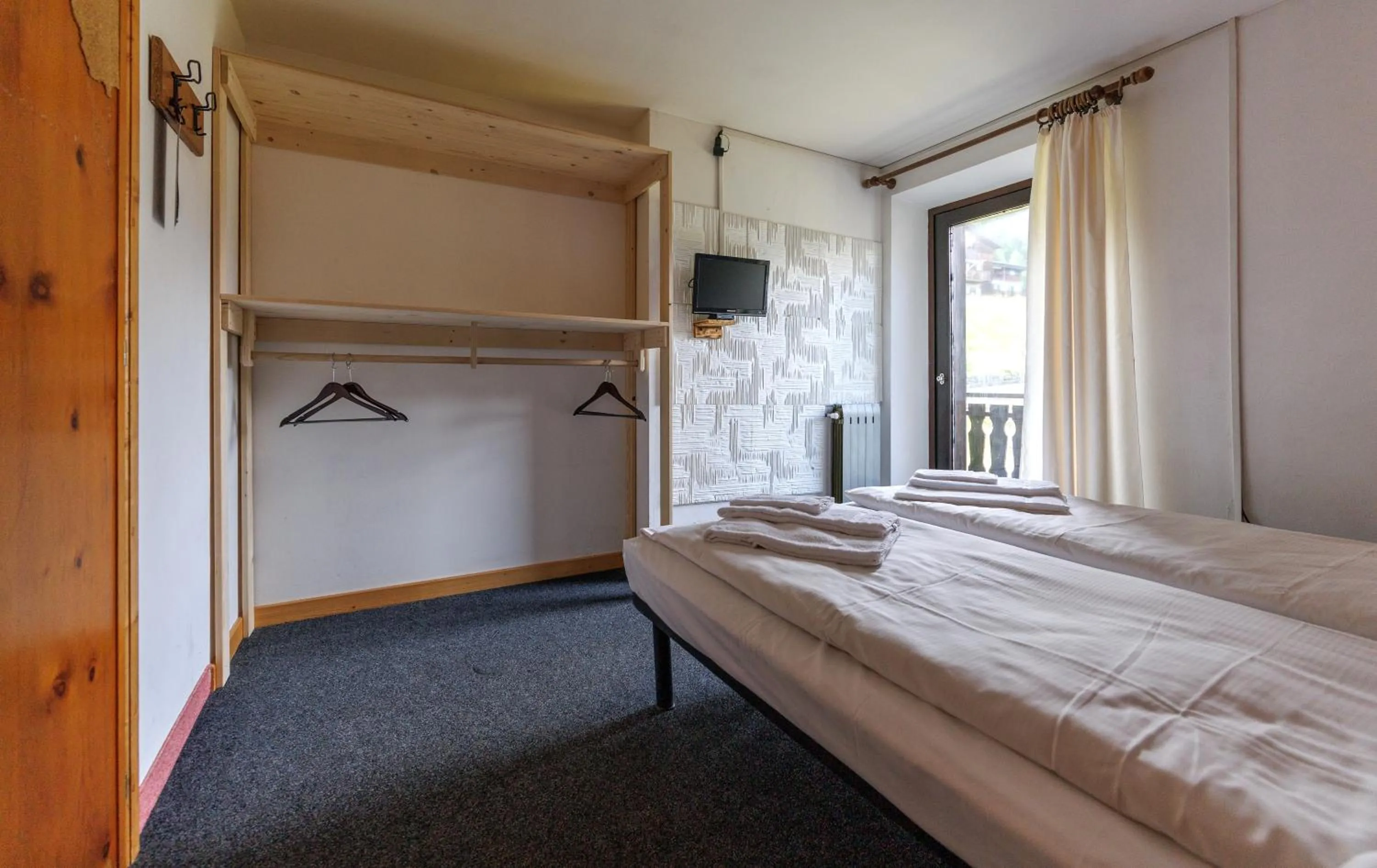 Photo of the whole room, Bed in Hotel Teola