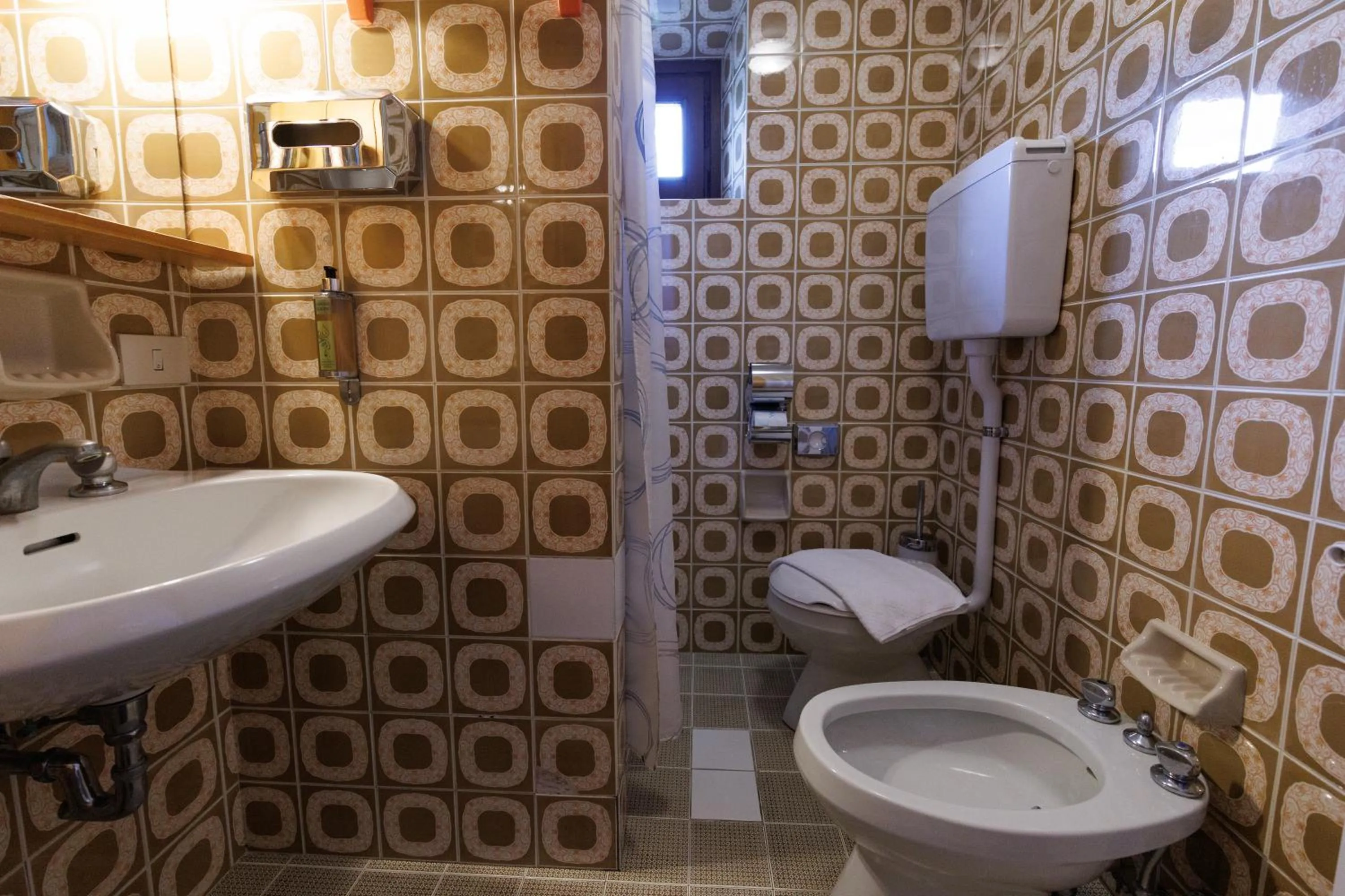 Shower in Hotel Teola