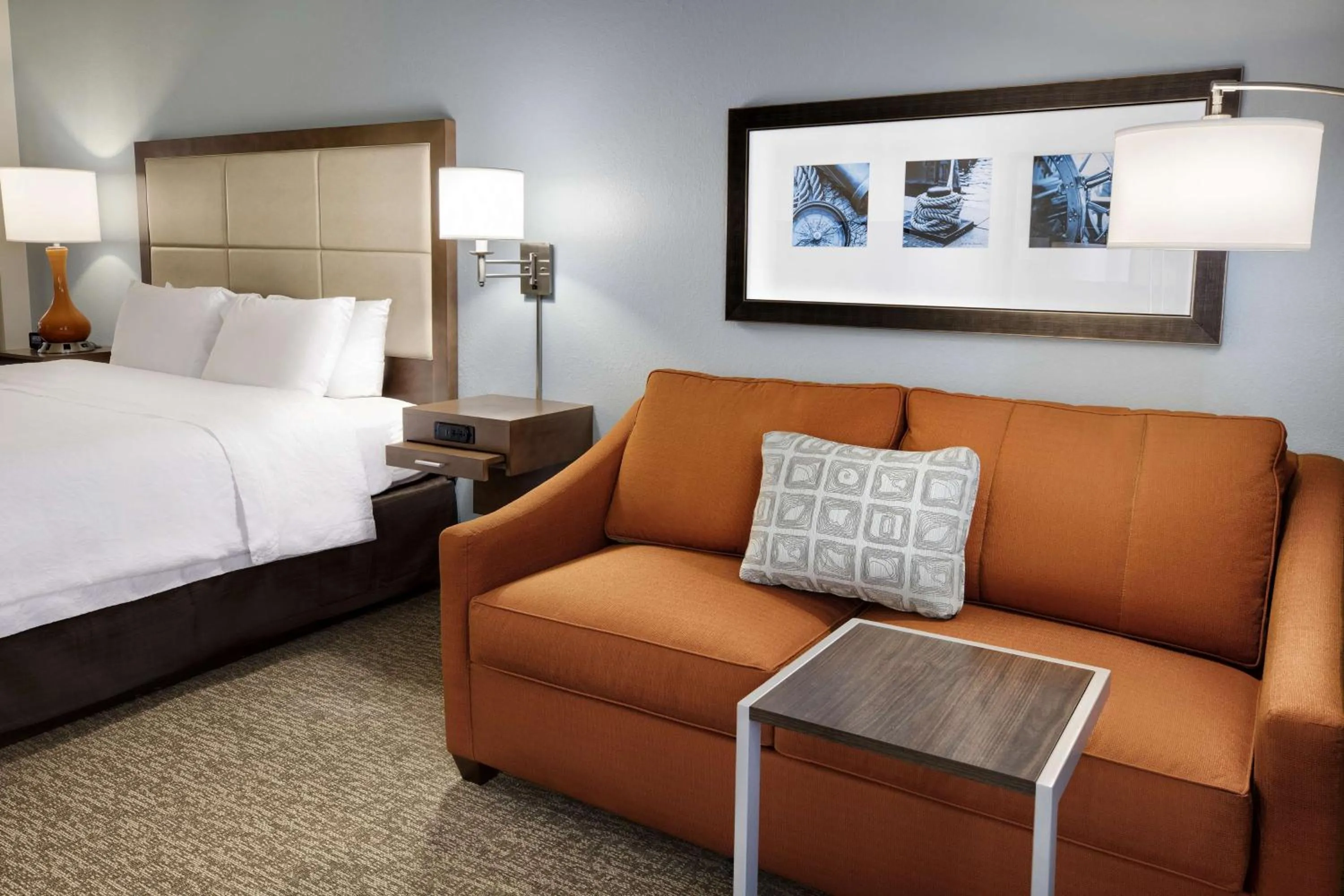 Living room, Bed in Hampton Inn West Palm Beach Central Airport