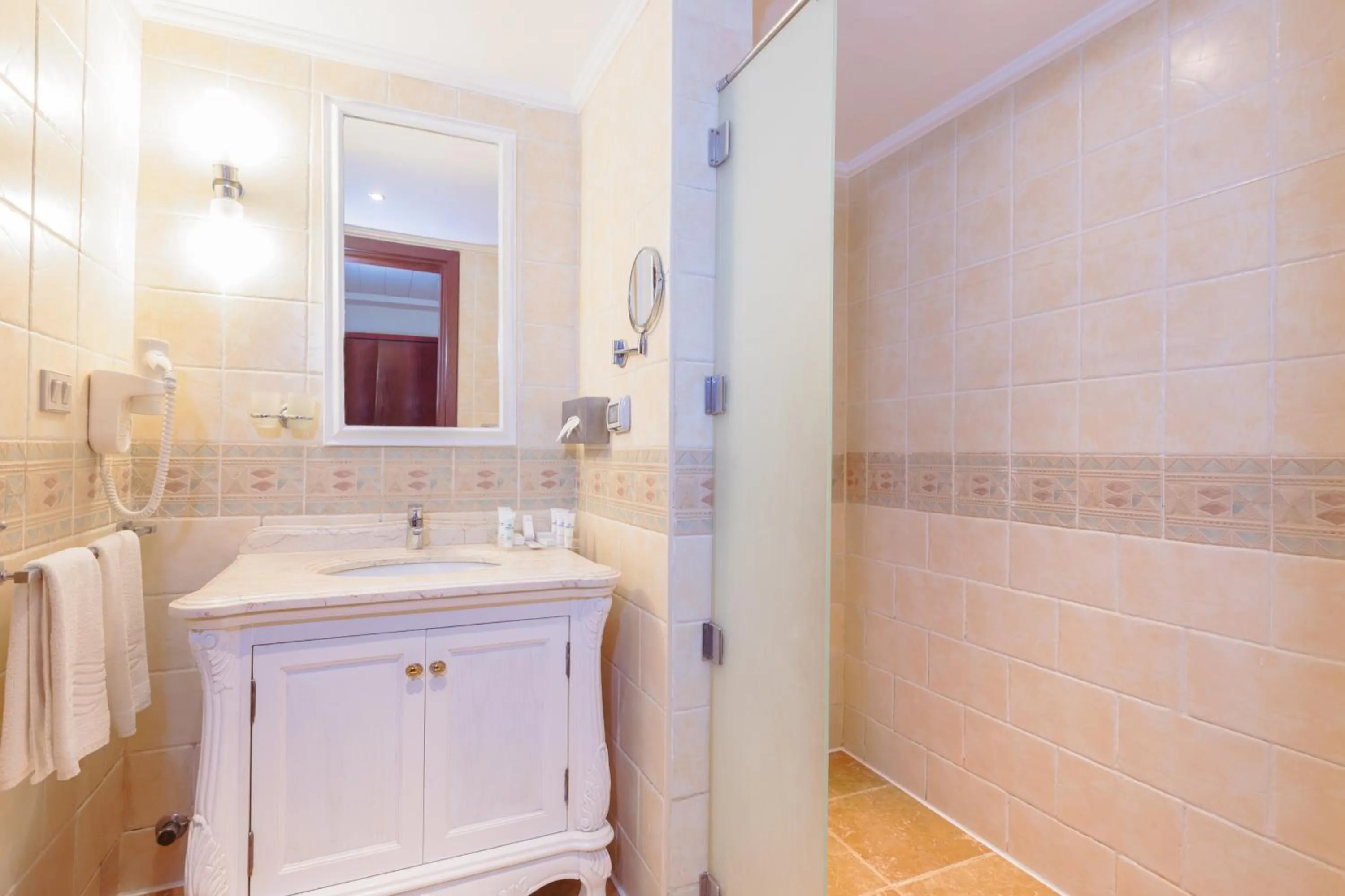 Shower in Coral Sea Beach and Aqua Park