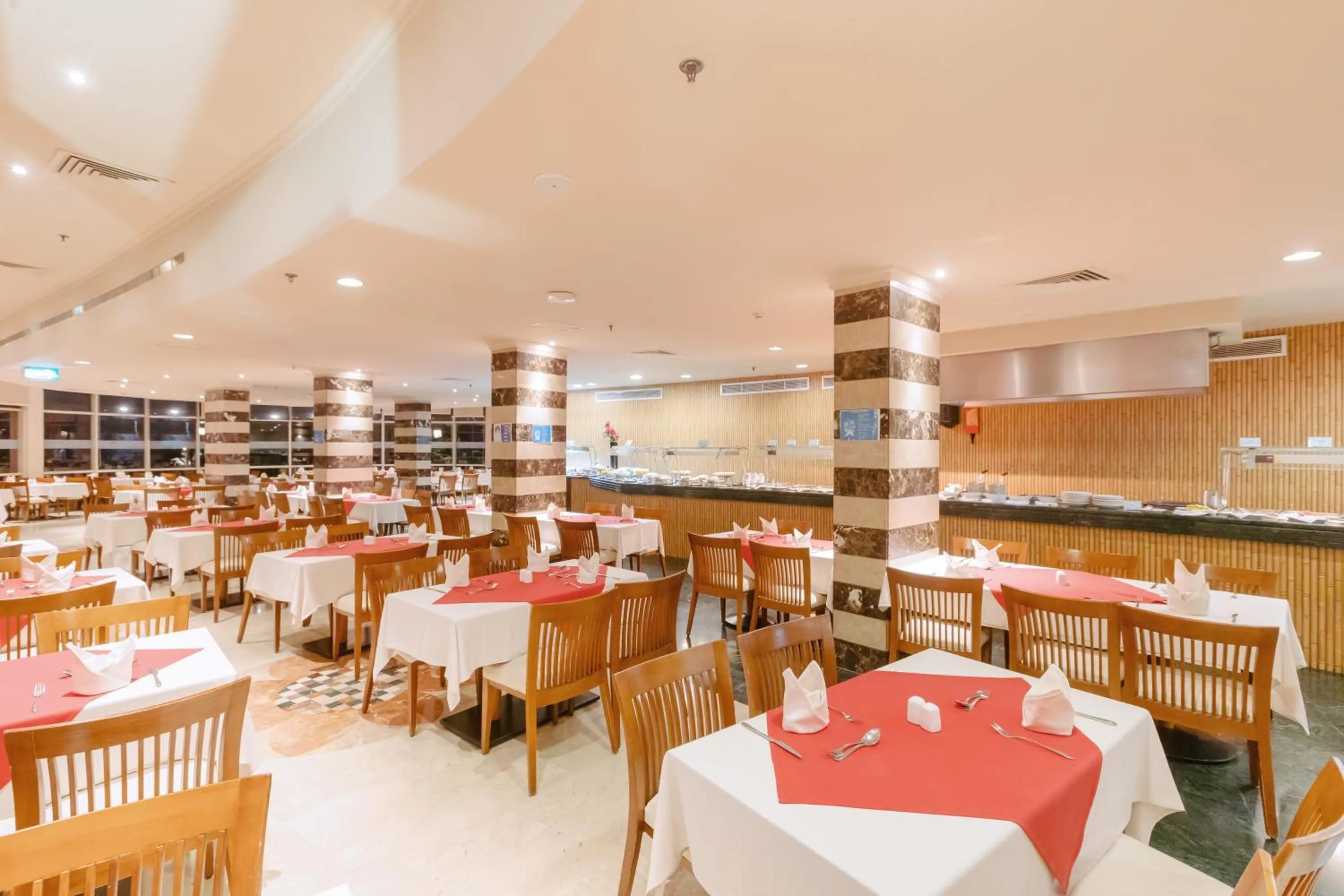 Restaurant/places to eat in Coral Sea Beach and Aqua Park