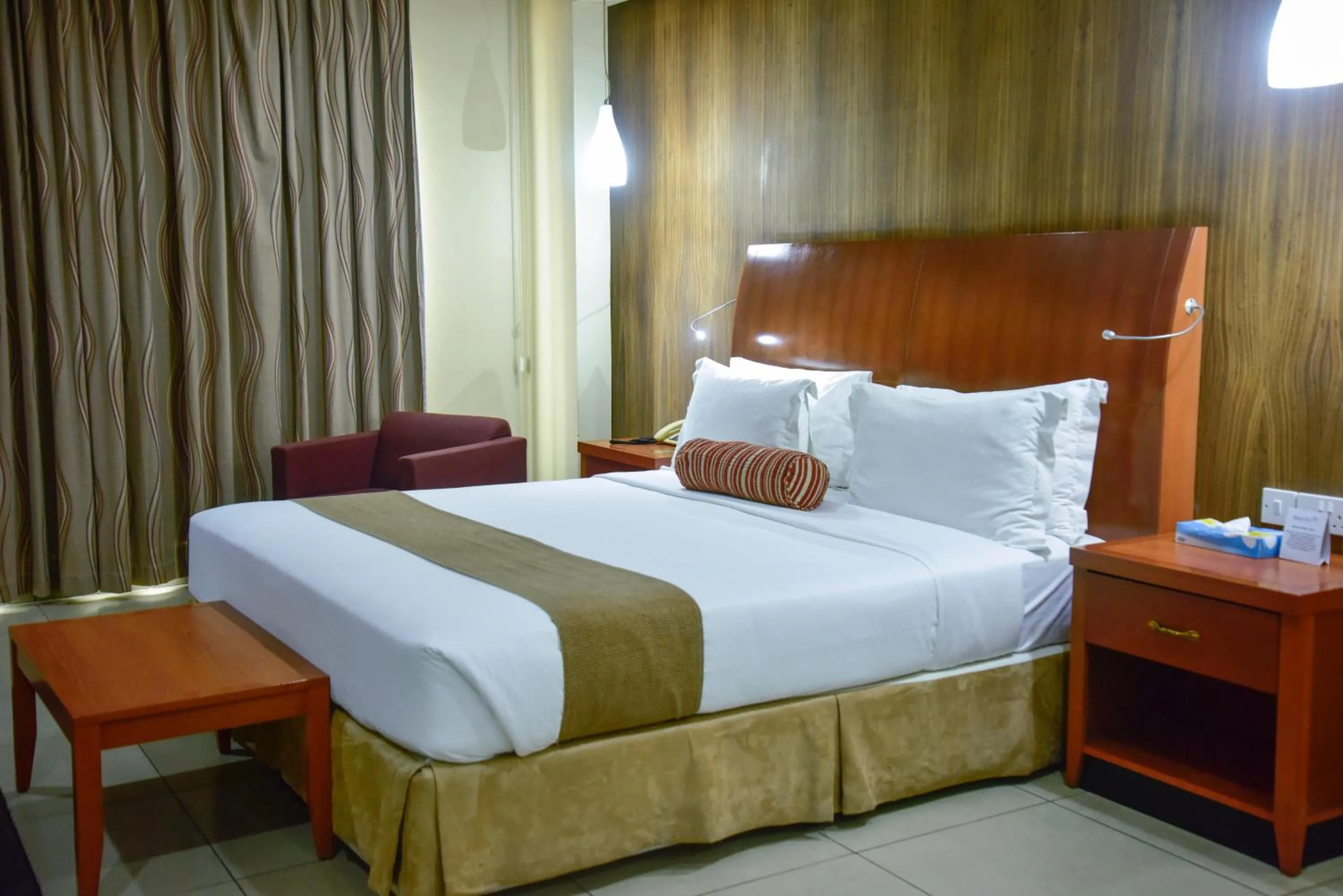 Bedroom, Bed in Harbour View Suites