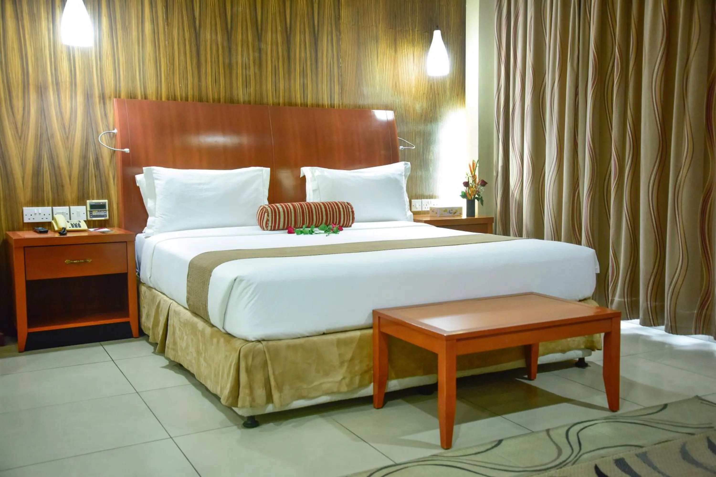 Bedroom, Bed in Harbour View Suites