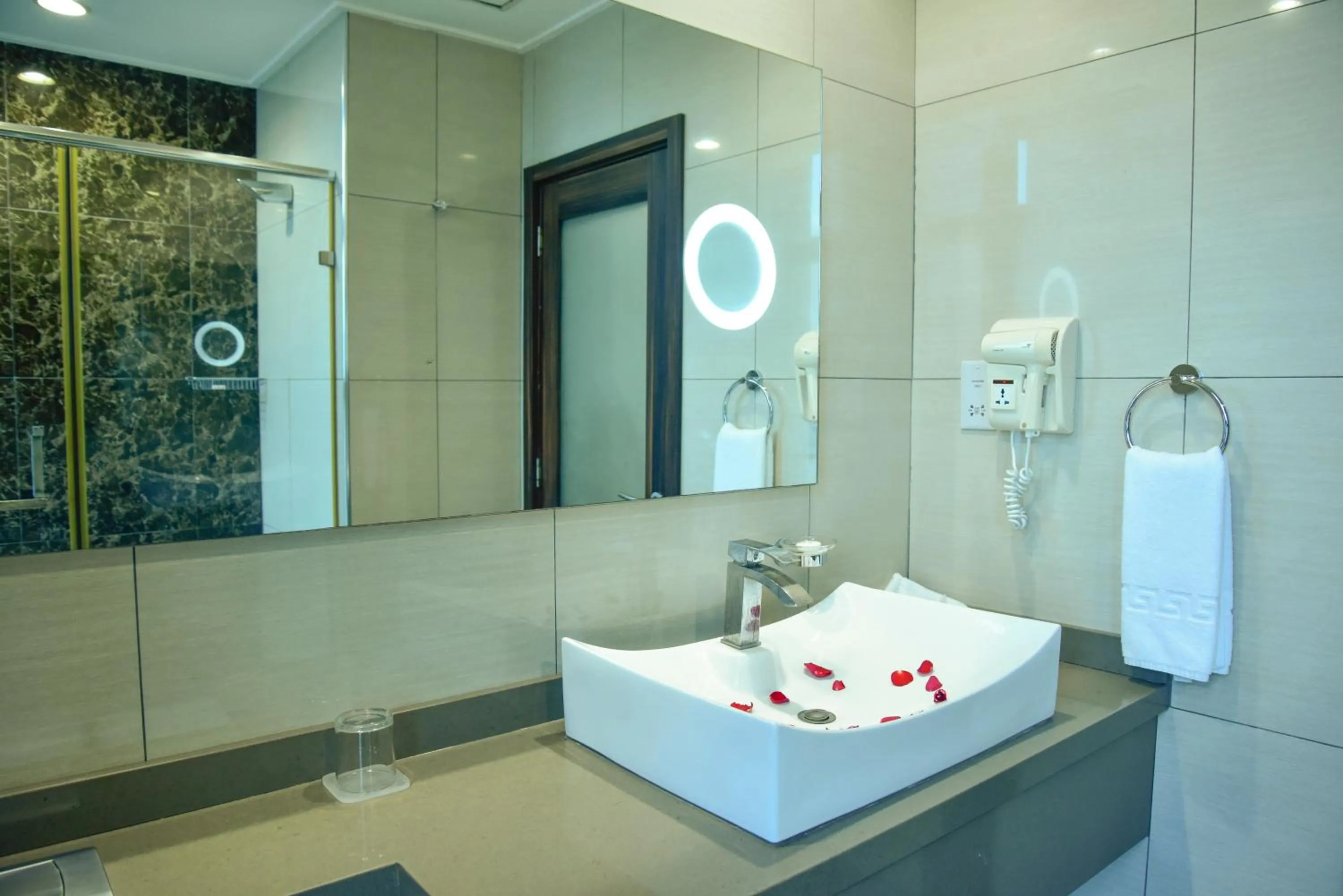 Bathroom in Harbour View Suites