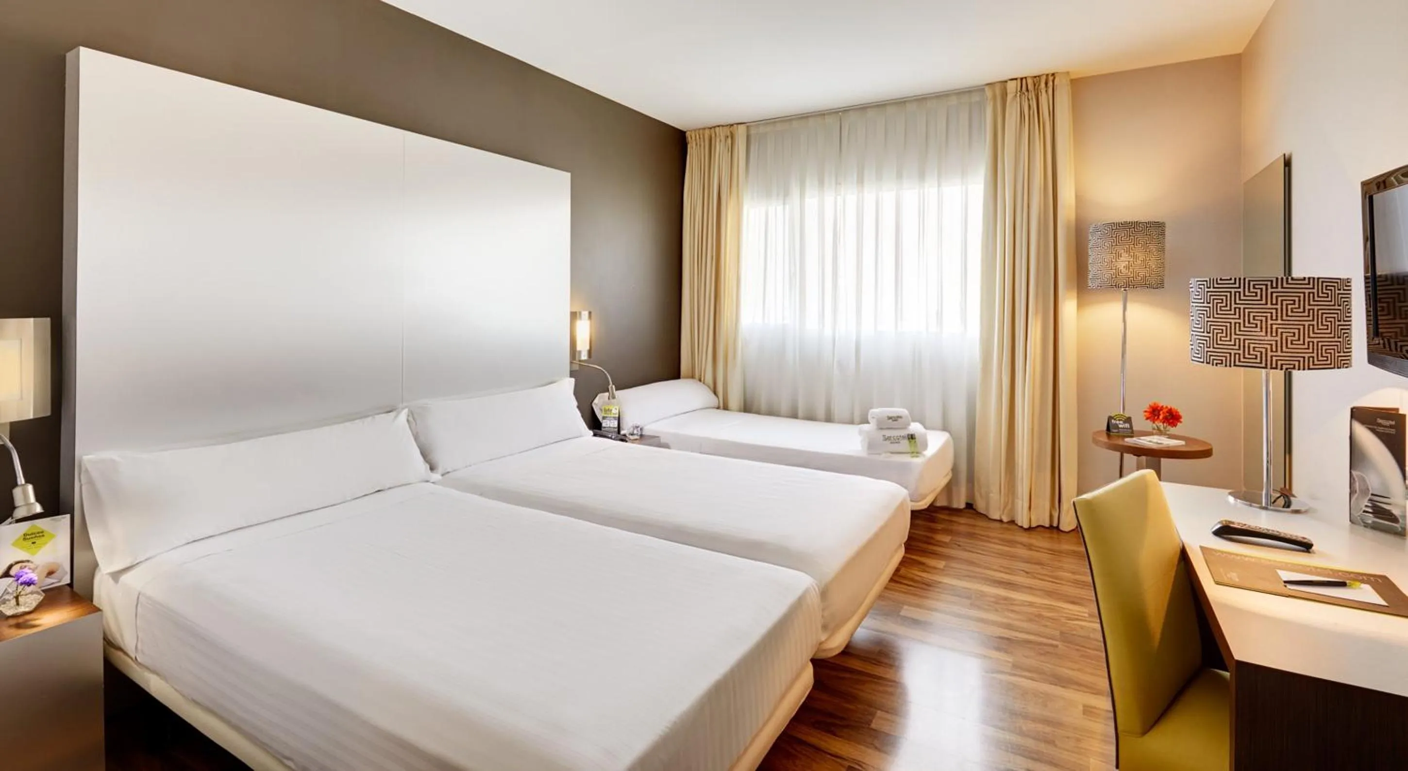 Photo of the whole room, Bed in Sercotel JC1 Murcia
