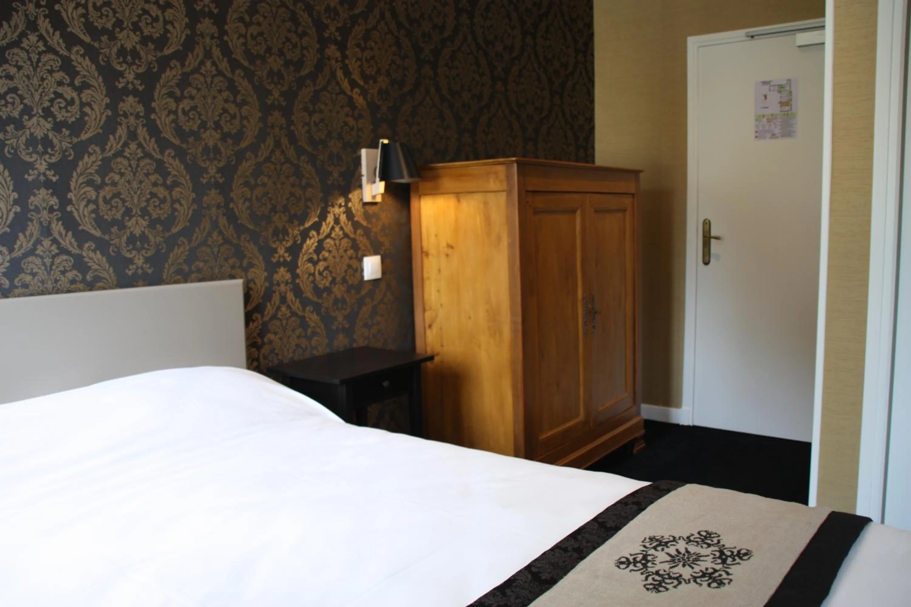 Bedroom, Bed in L'Auberge du Port des Roches