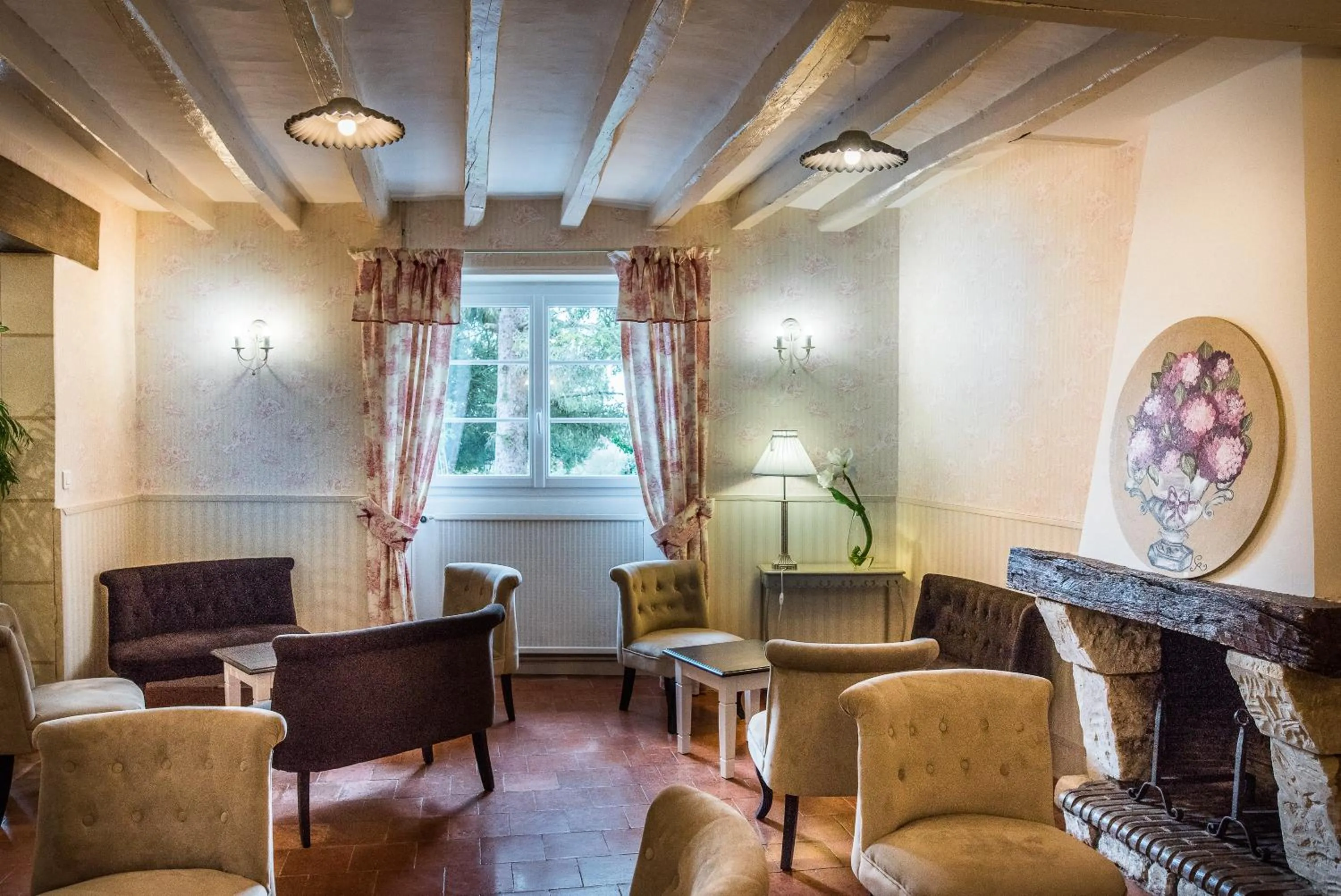 Communal lounge/ TV room in L'Auberge du Port des Roches