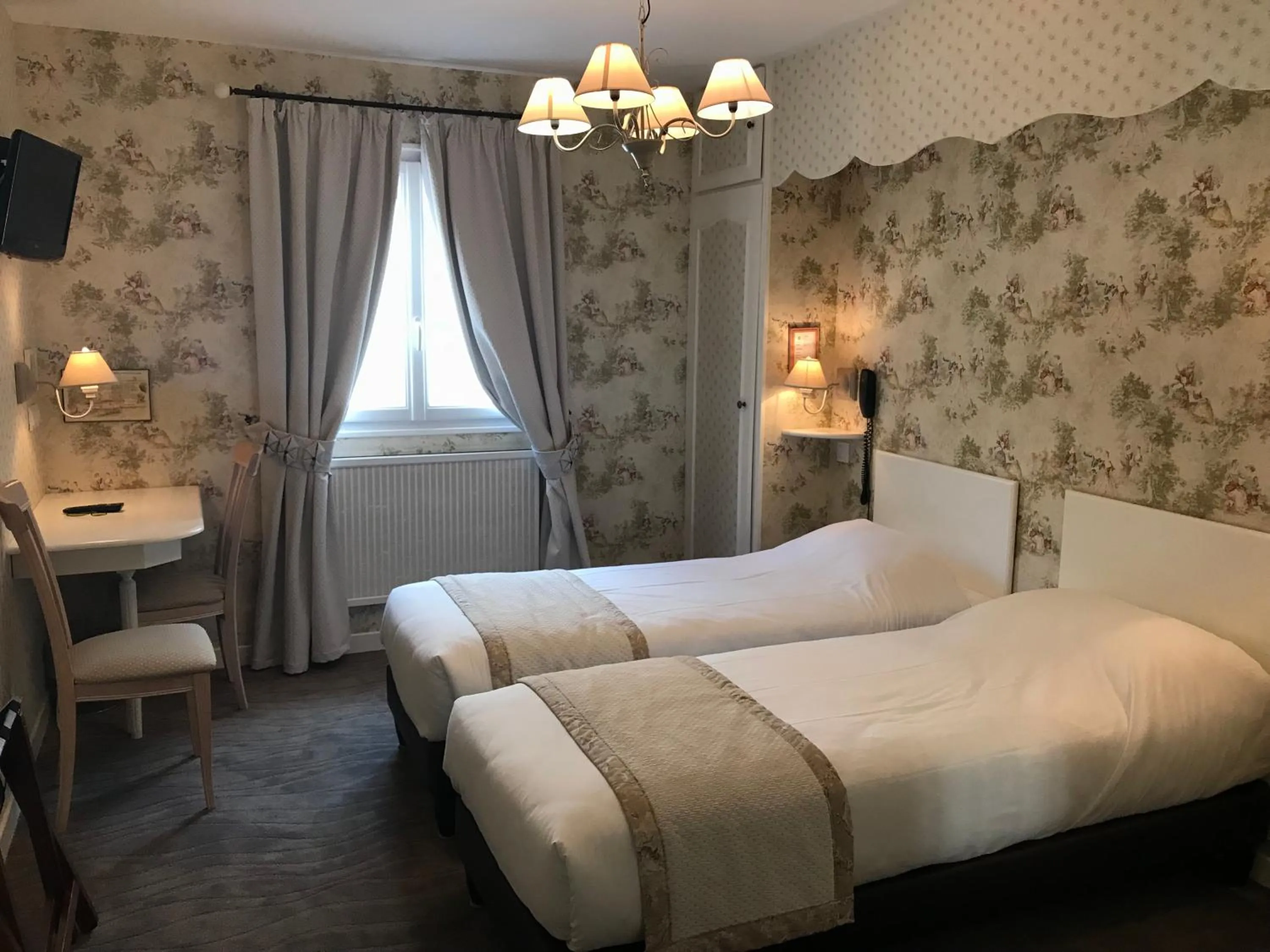 Photo of the whole room, Bed in L'Auberge du Port des Roches