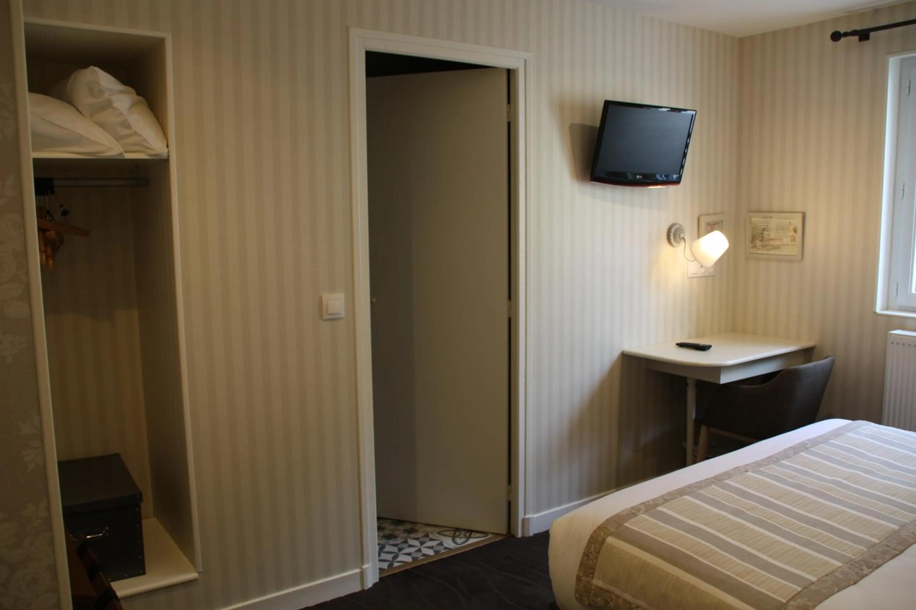 Bedroom, Bed in L'Auberge du Port des Roches