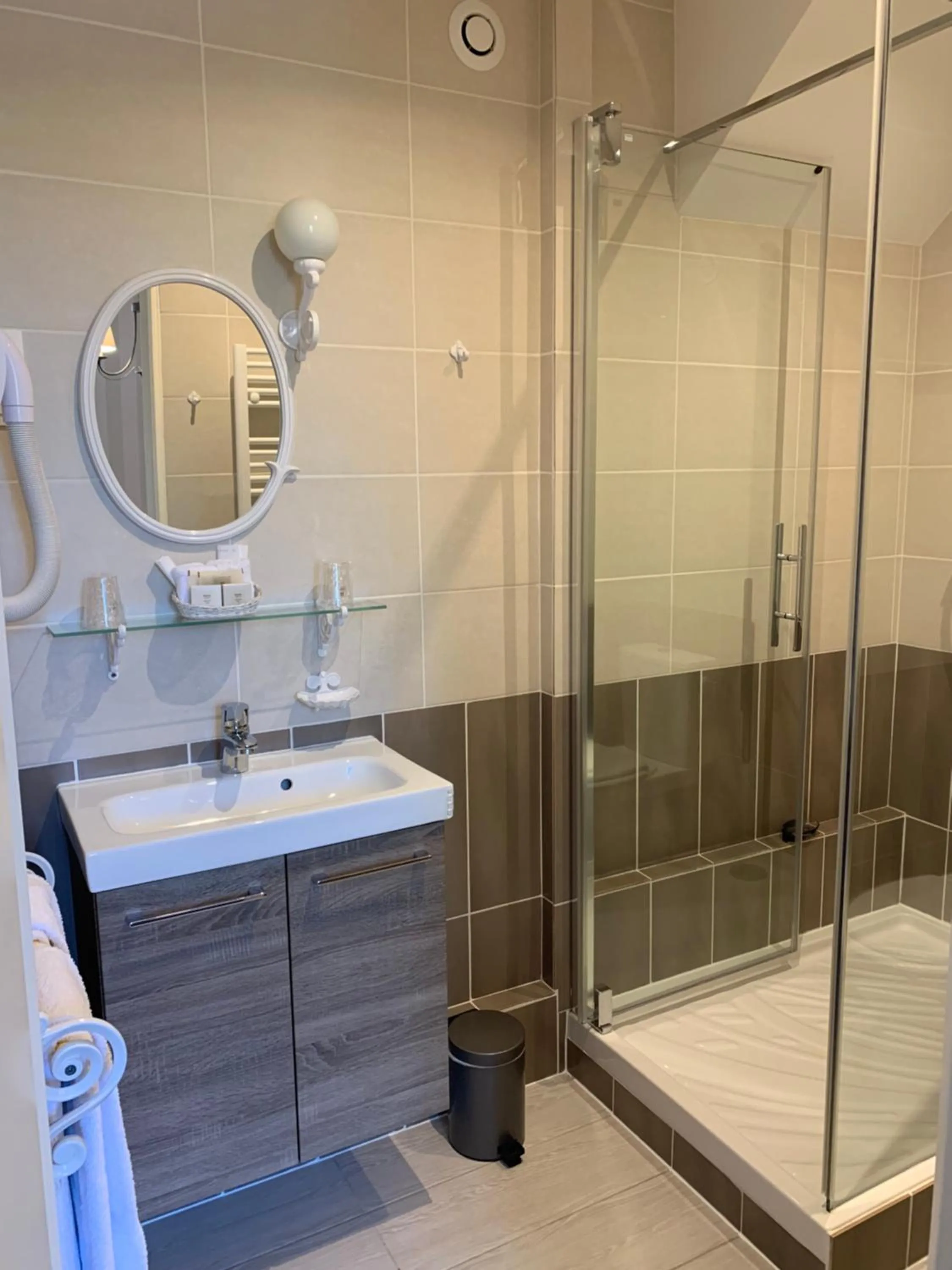 Shower in L'Auberge du Port des Roches