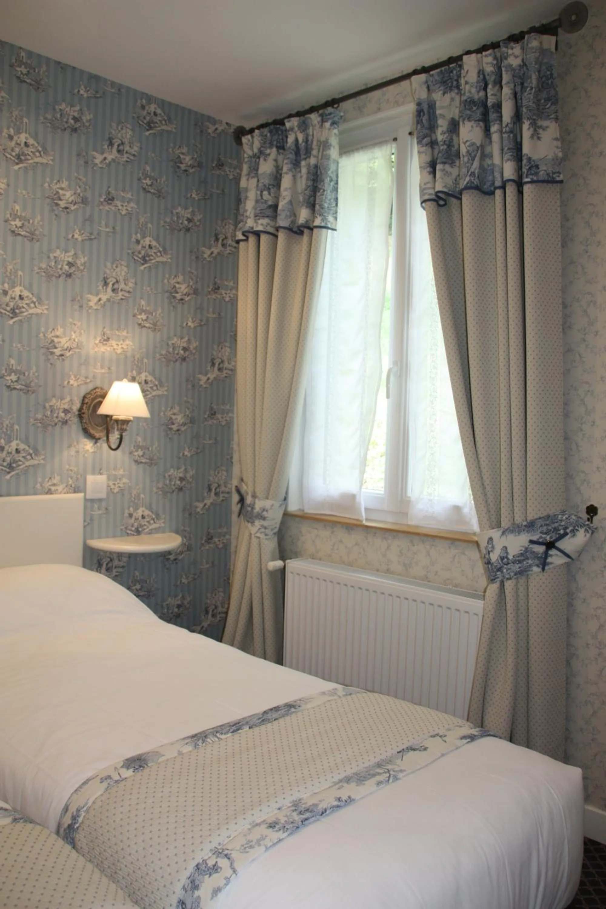 Bed in L'Auberge du Port des Roches