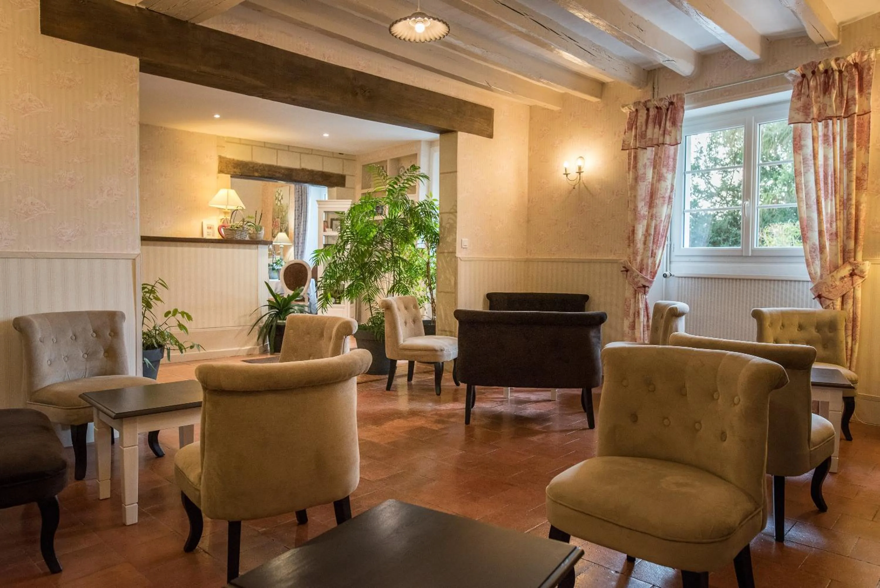 Communal lounge/ TV room in L'Auberge du Port des Roches